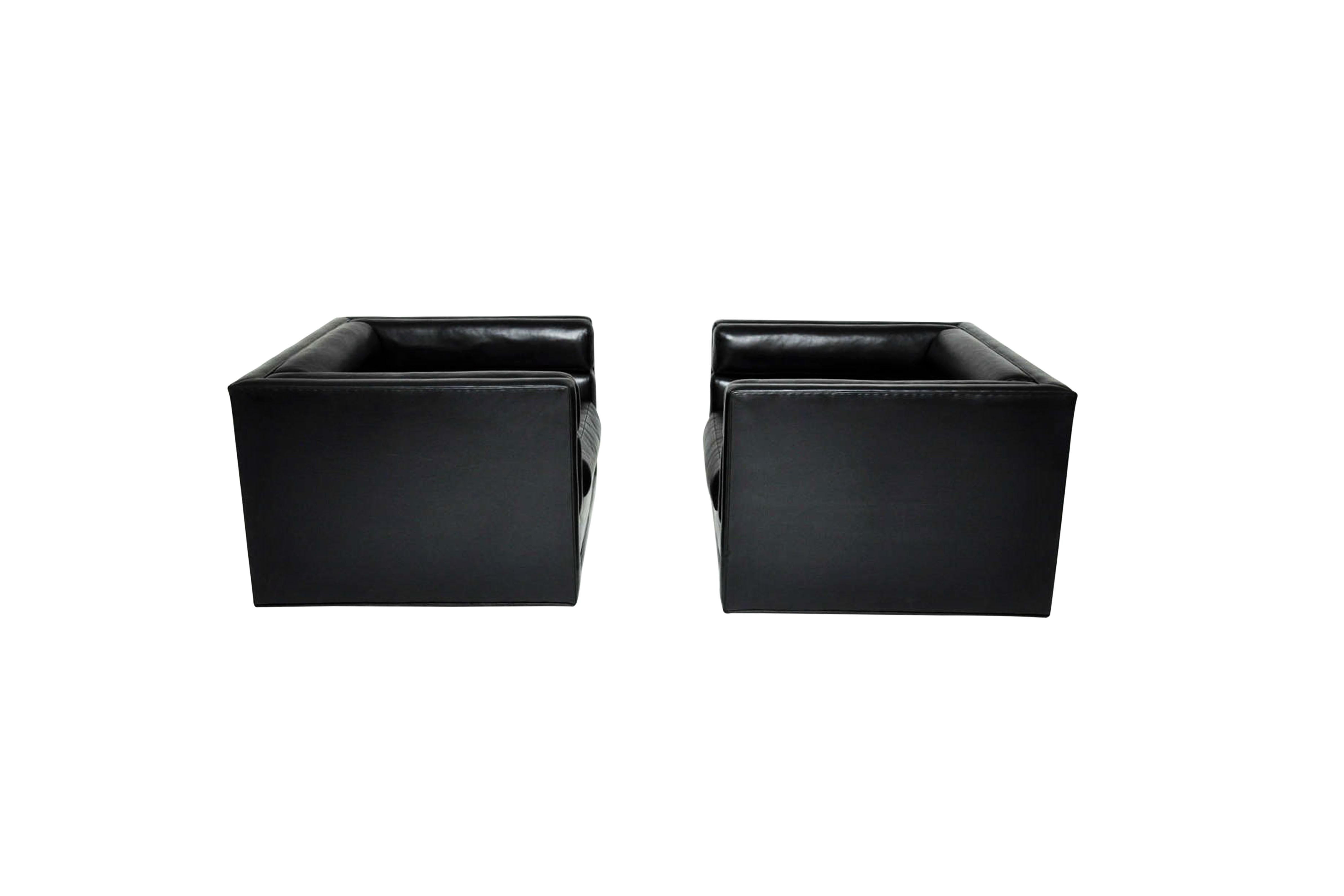 Paar schwarze „Channel“-Stühle entworfen von Roger Sprunger für Dunbar (Mitte des 20. Jahrhunderts) im Angebot
