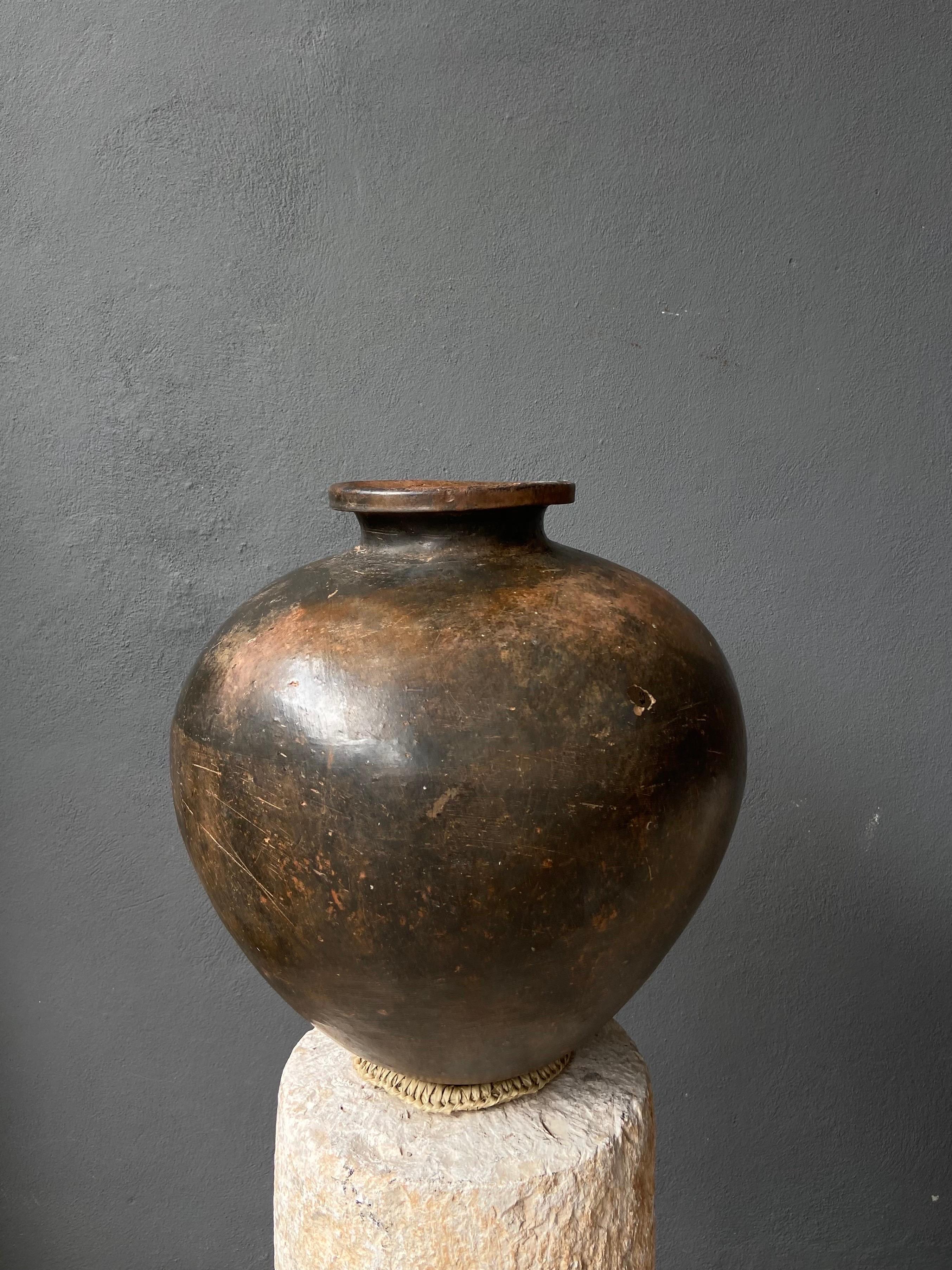 Pair of Black Clay Ceramic Mezcal Jars from Central Oaxaca, Mexico, circa 1950's In Good Condition In San Miguel de Allende, Guanajuato