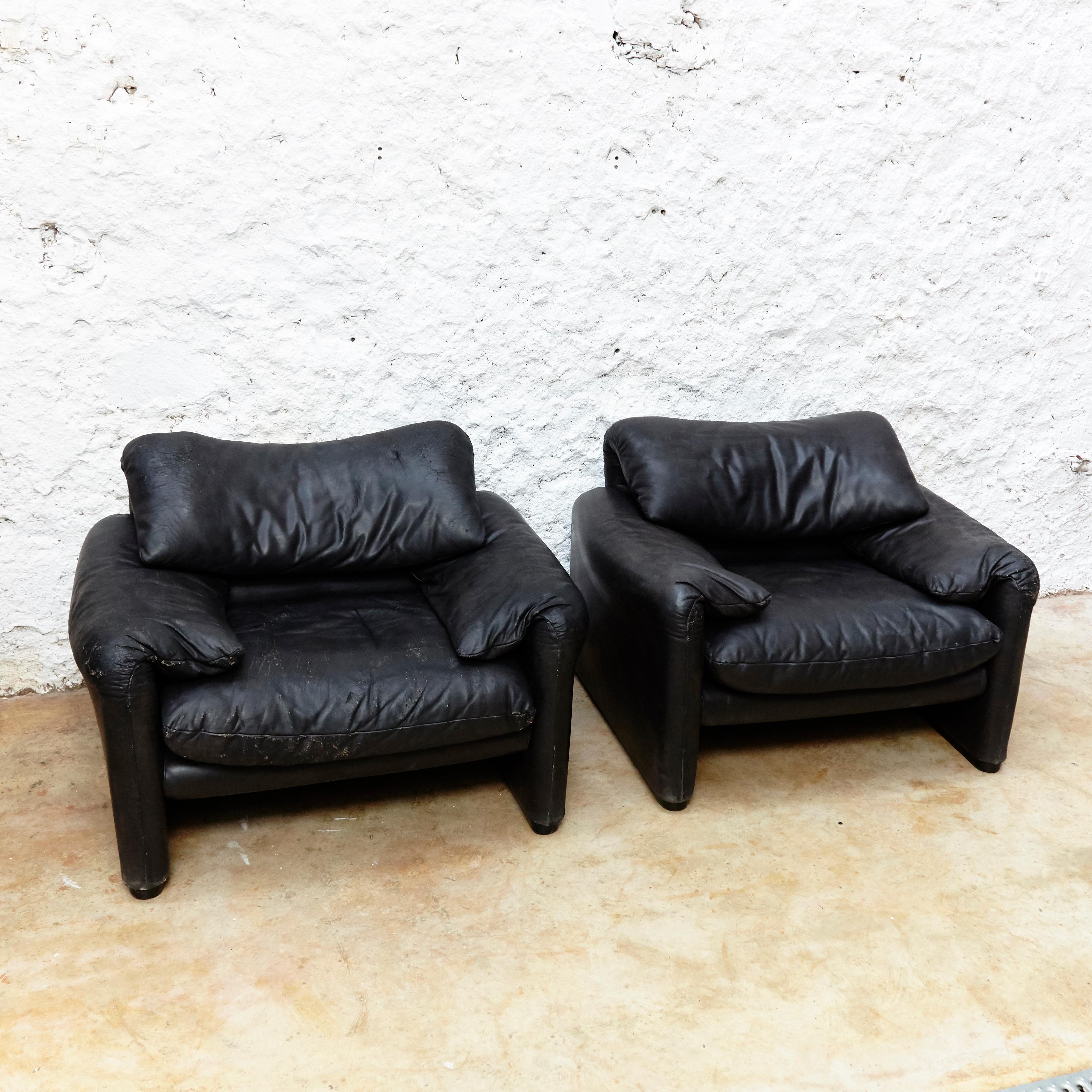 This easy chairs, model Maralunga, were designed by Vico Magistretti for Cassina during the 1960s.
It is upholstered in black and remains in a fair vintage condition, with wear consistent with age and use and some scratches and cracks as shown on