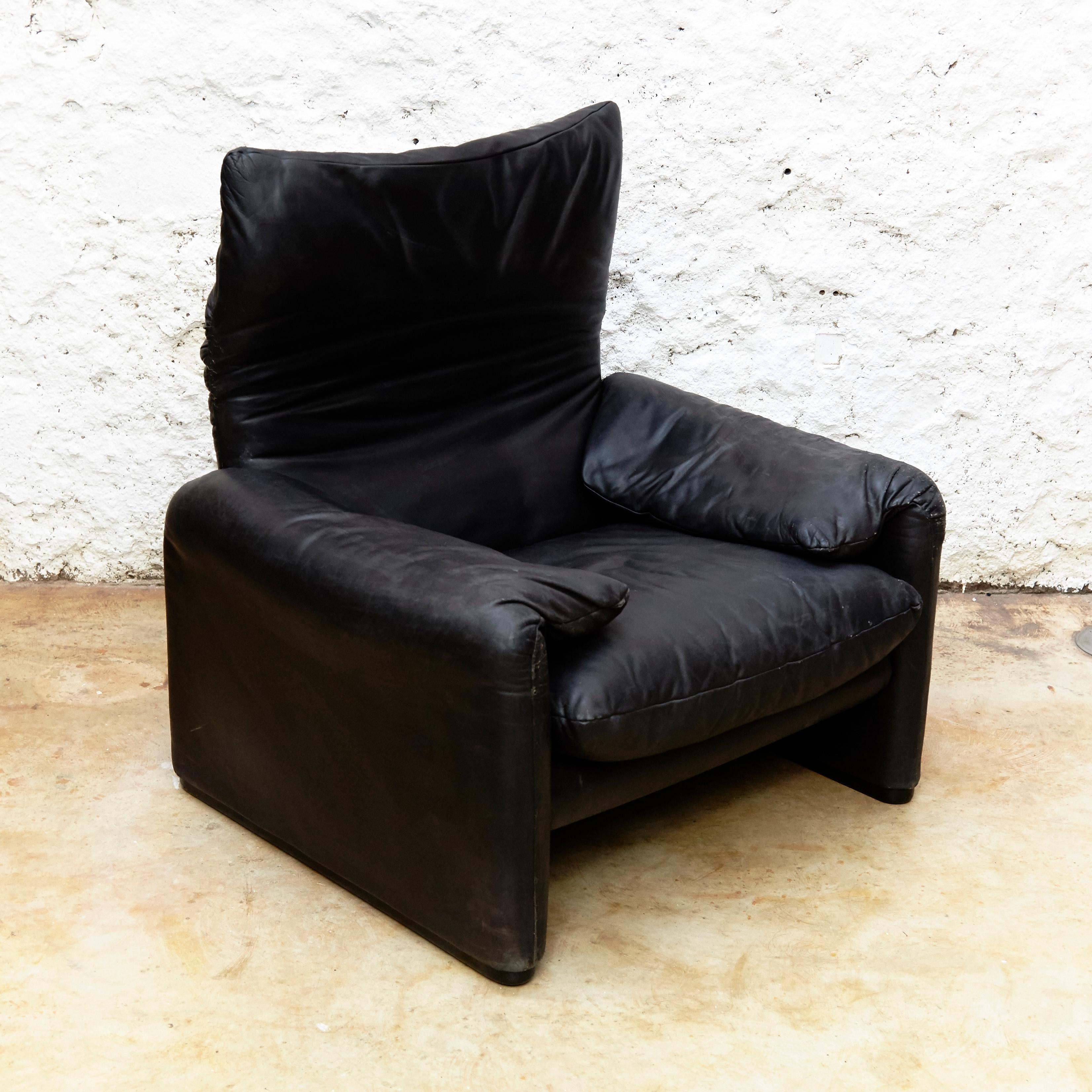 Pair of Black Easy Chairs Maralunga by Vico Magistretti for Cassina In Fair Condition In Barcelona, Barcelona