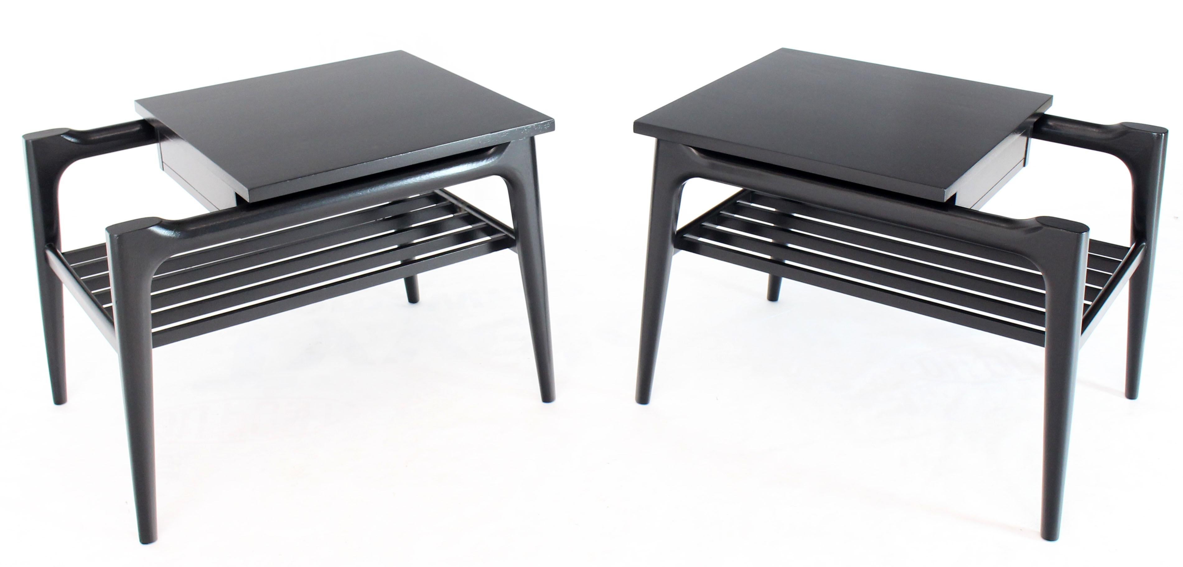 Paire de tables de nuit à un tiroir avec porte-revues sculpturale en bois d'ébène noir en vente 4
