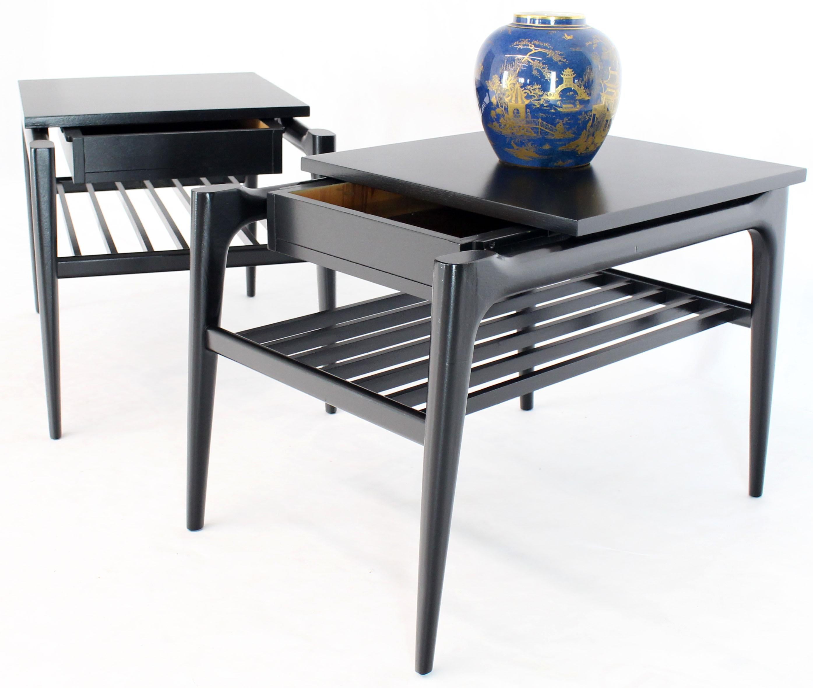 Paire de tables d'appoint en laque noire de style Mid-Century Modern. Pieds sculptés et effilés en acajou massif. Dans le style italien d'Ico Parisi.