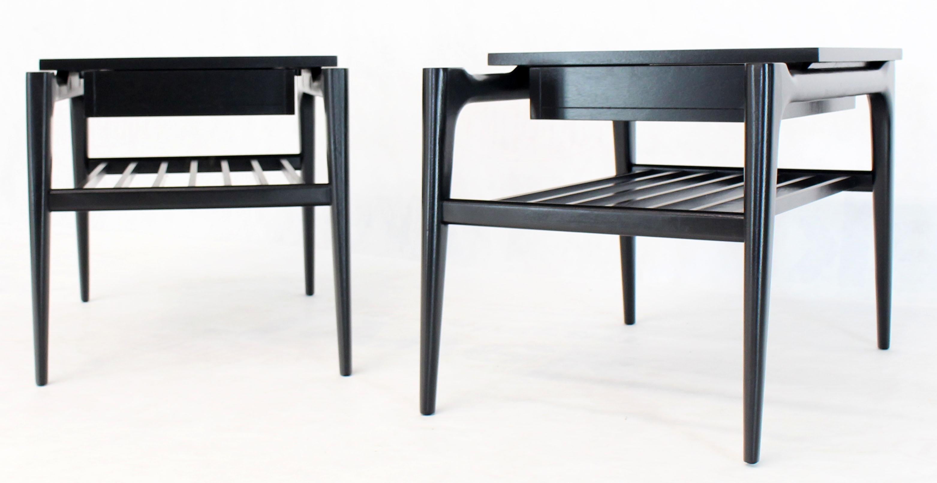Américain Paire de tables de nuit à un tiroir avec porte-revues sculpturale en bois d'ébène noir en vente