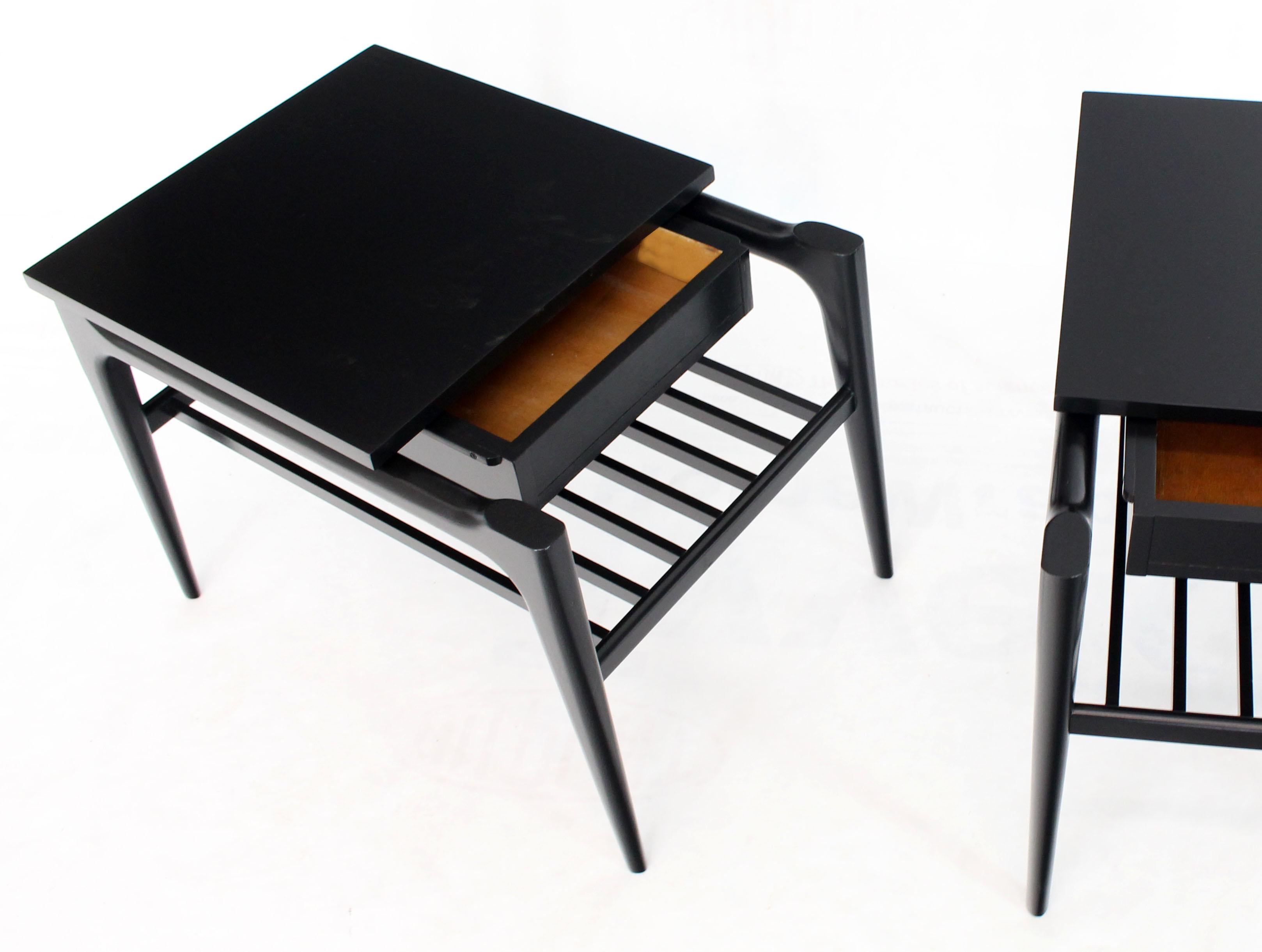 20ième siècle Paire de tables de nuit à un tiroir avec porte-revues sculpturale en bois d'ébène noir en vente