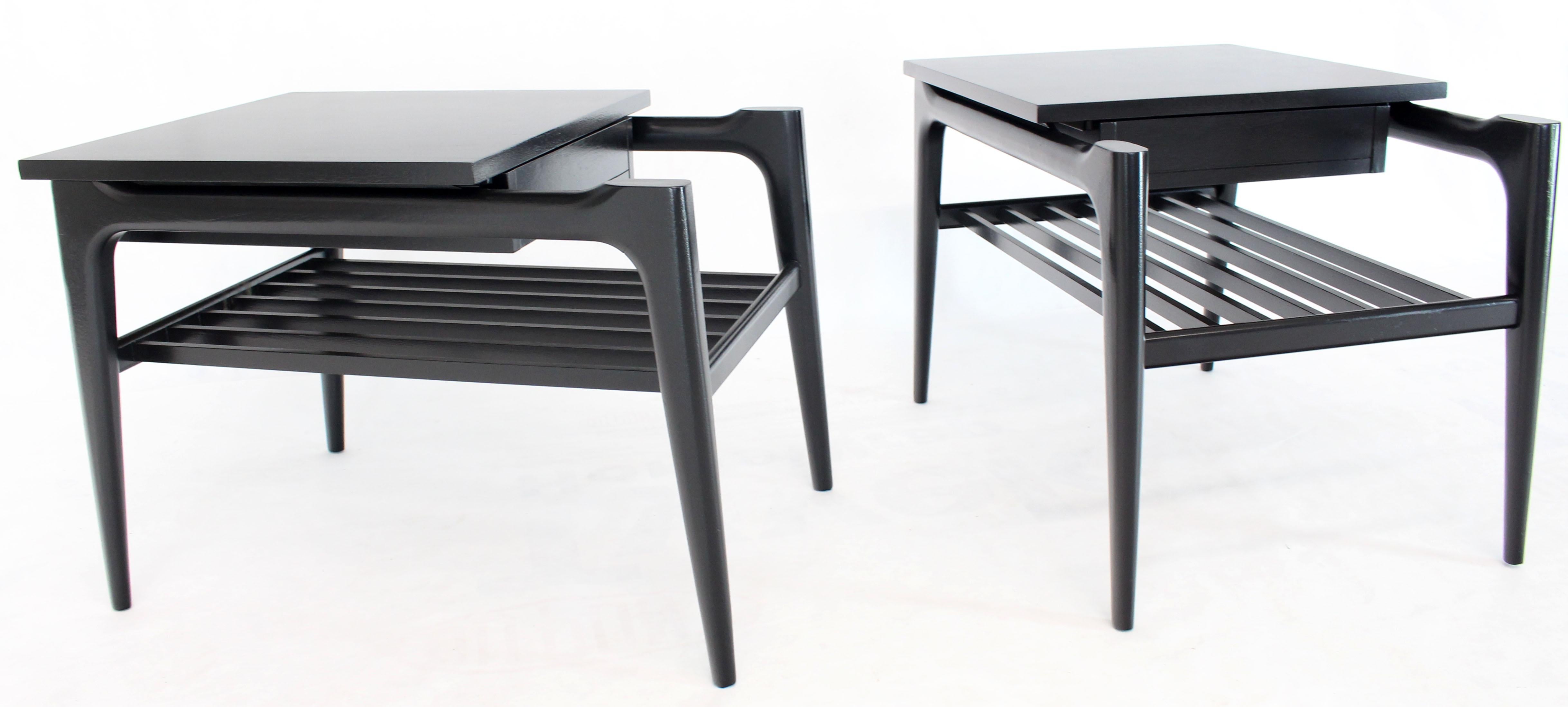 Acajou Paire de tables de nuit à un tiroir avec porte-revues sculpturale en bois d'ébène noir en vente