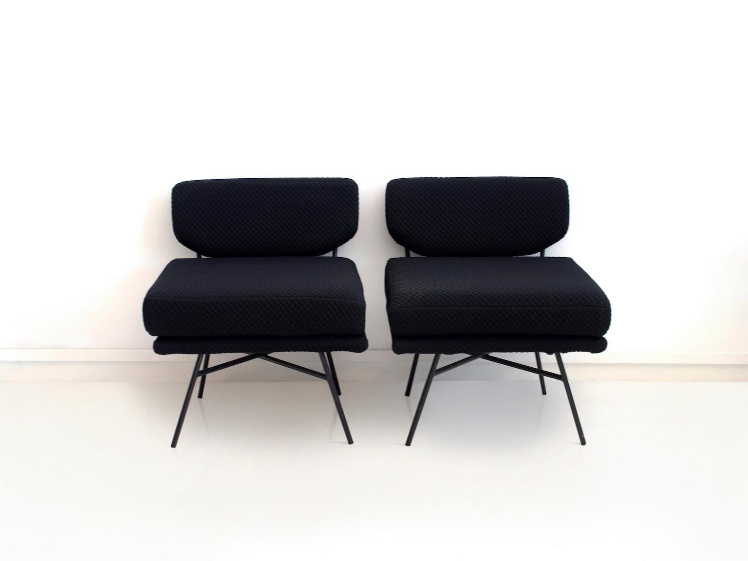 Mid-Century Modern Pair of Black Elettra Lounge Chairs by Arflex For Sale