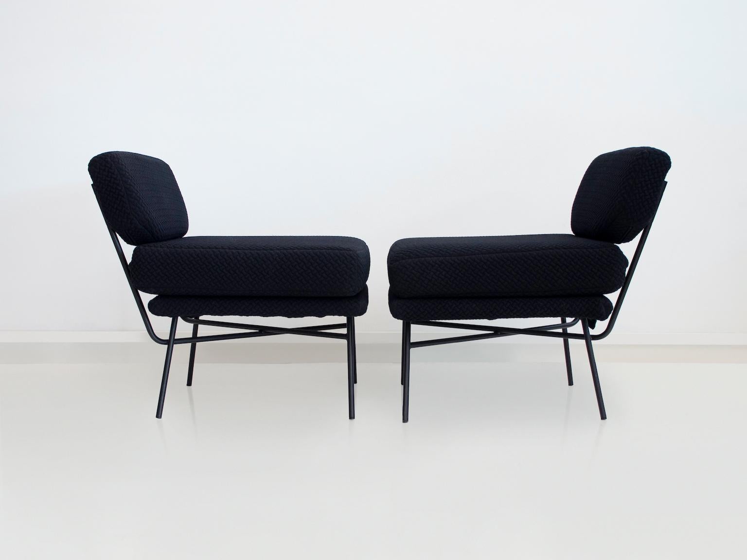 Contemporary Pair of Black Elettra Lounge Chairs by Arflex For Sale
