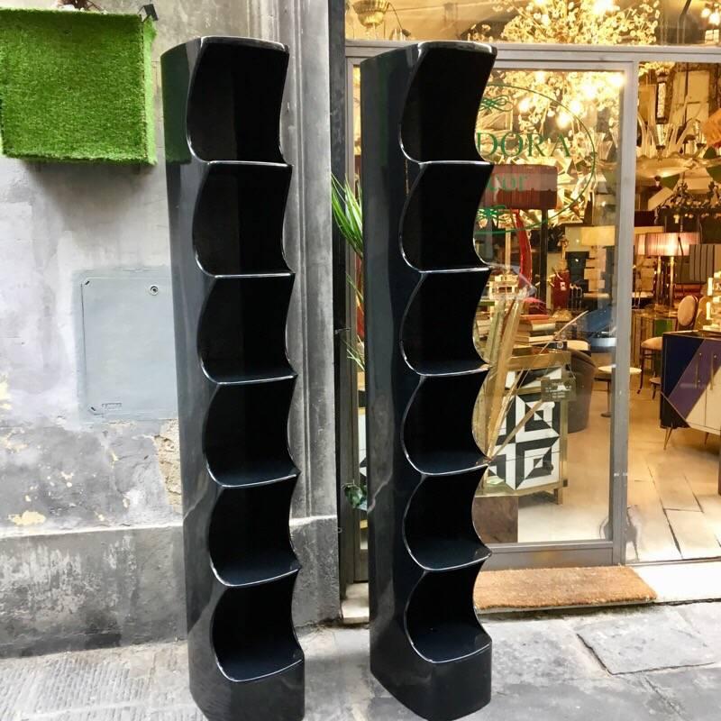 Pair of Rodier black fiberglass modern French modular bookcases, 1970s

Pair of black fiberglass bookcases by Rodier, modular shelving for books clothing etc.