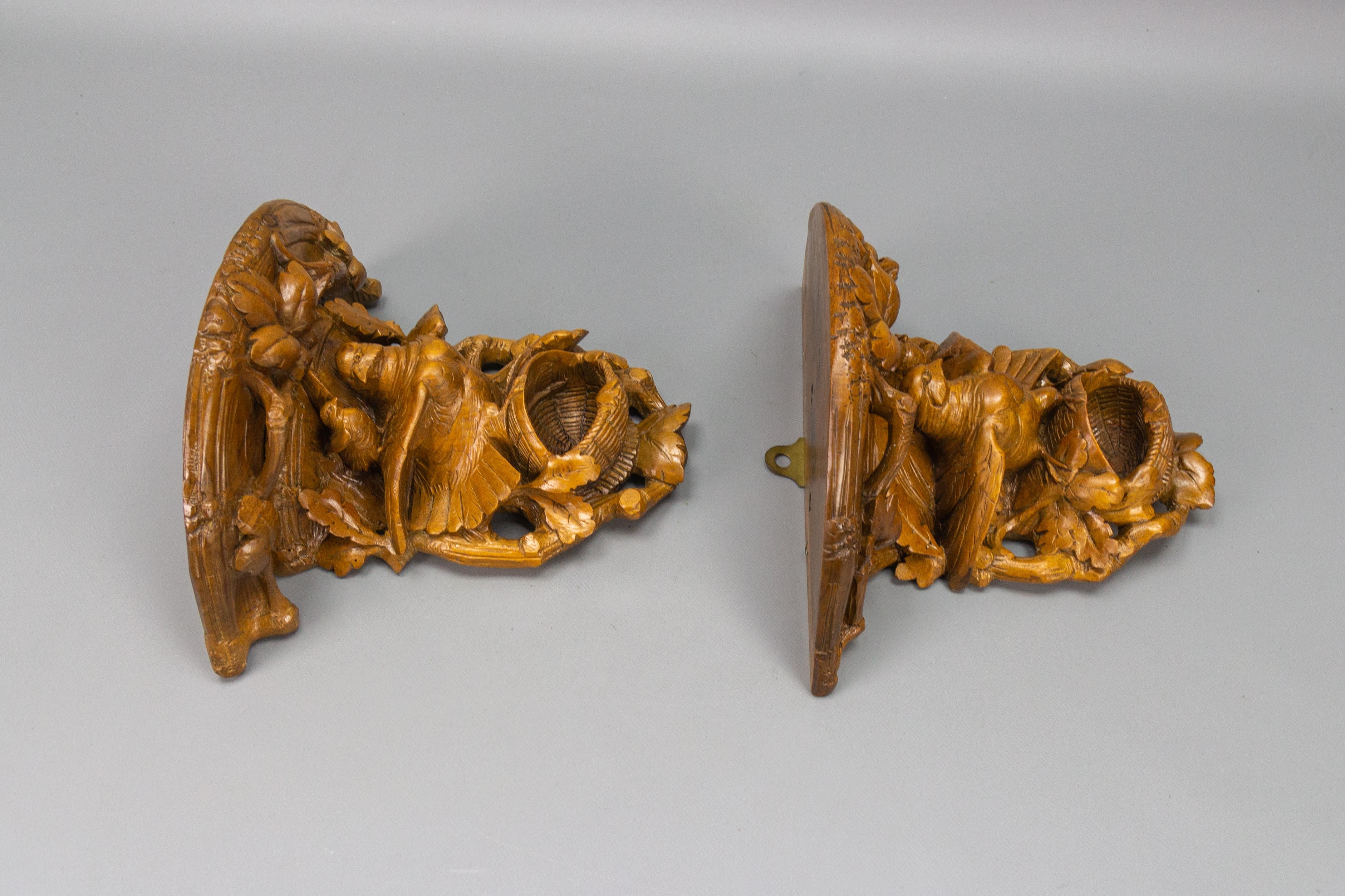 Pair of Black Forest Carved Walnut Bird Nest Wall-Mounted Consoles, ca. 1920 In Good Condition For Sale In Barntrup, DE