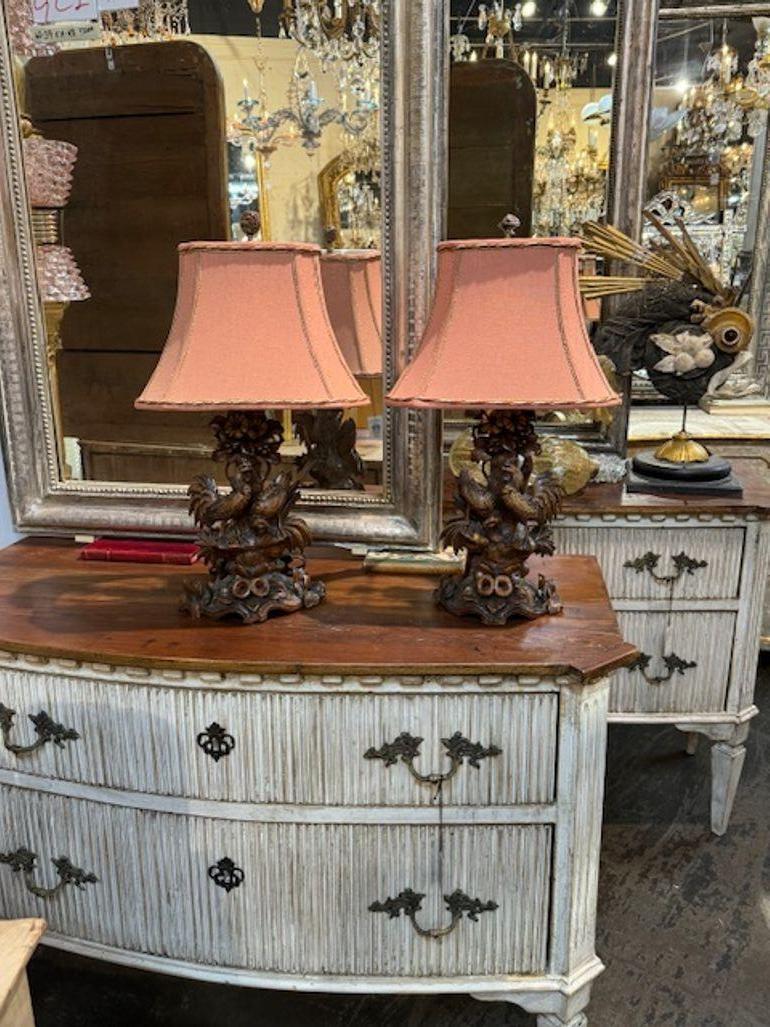 Hübsches Paar geschnitzter Schwarzwaldhähne aus dem 19. Jahrhundert als Lampen. Circa 1870. Bringt Wärme und Charme in jeden Raum! 24H x 13W x 9D