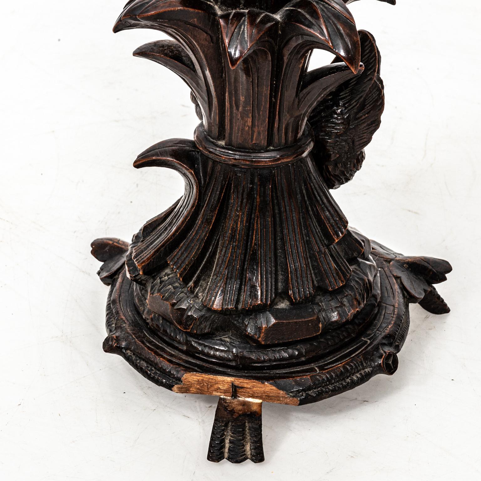 Vasi da fiori in stile Black Forrest in cristallo con finiture smerlate, circa 1920. La base è in legno intagliato con dettagli di Wood. Si prega di notare l'usura tipica dell'età, tra cui una forte perdita di legno sulla base, oltre a scheggiature,