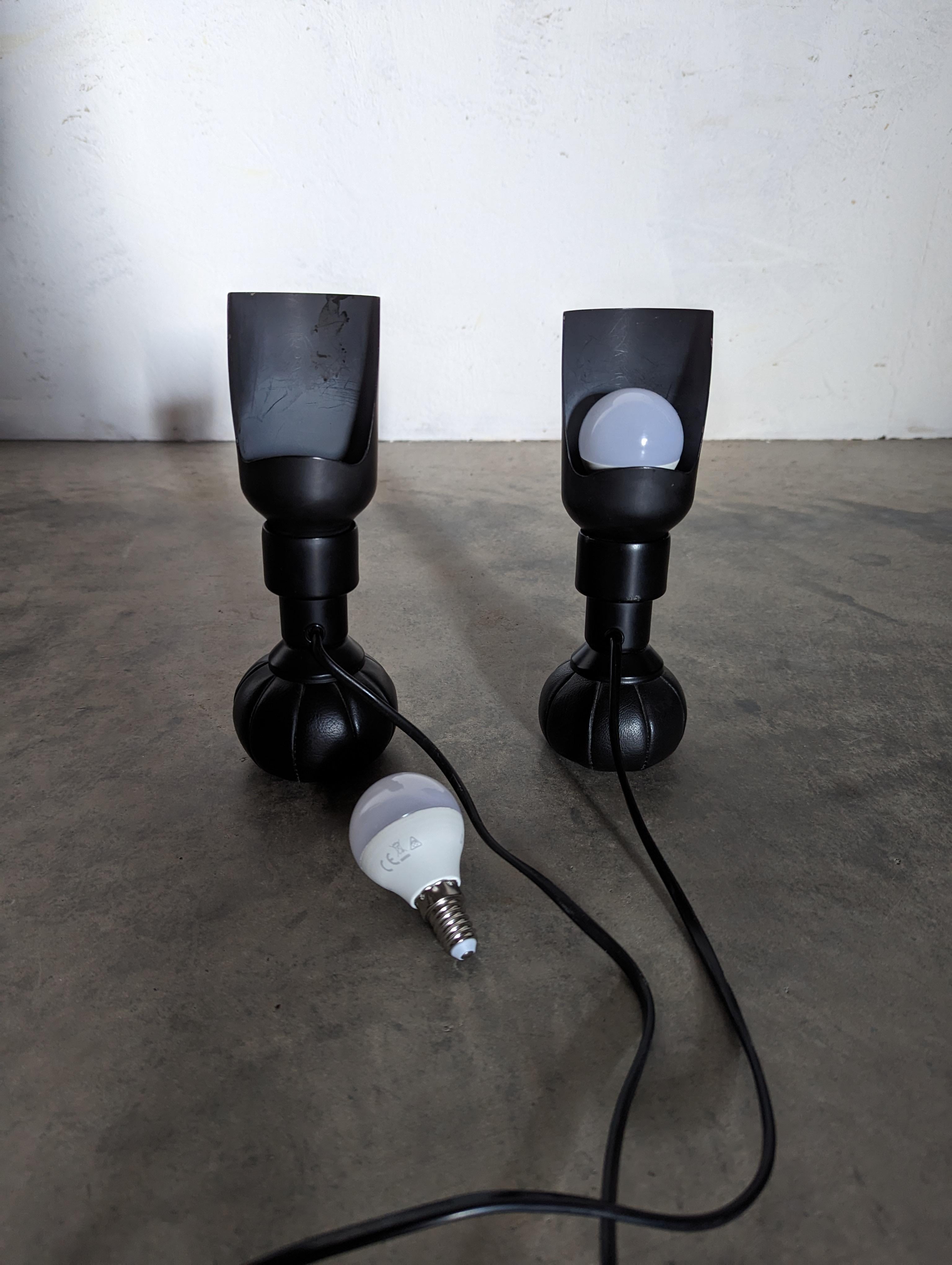 pair of black GINO SARFATTI 600/P table lamps model for ARTELUCE For Sale 8