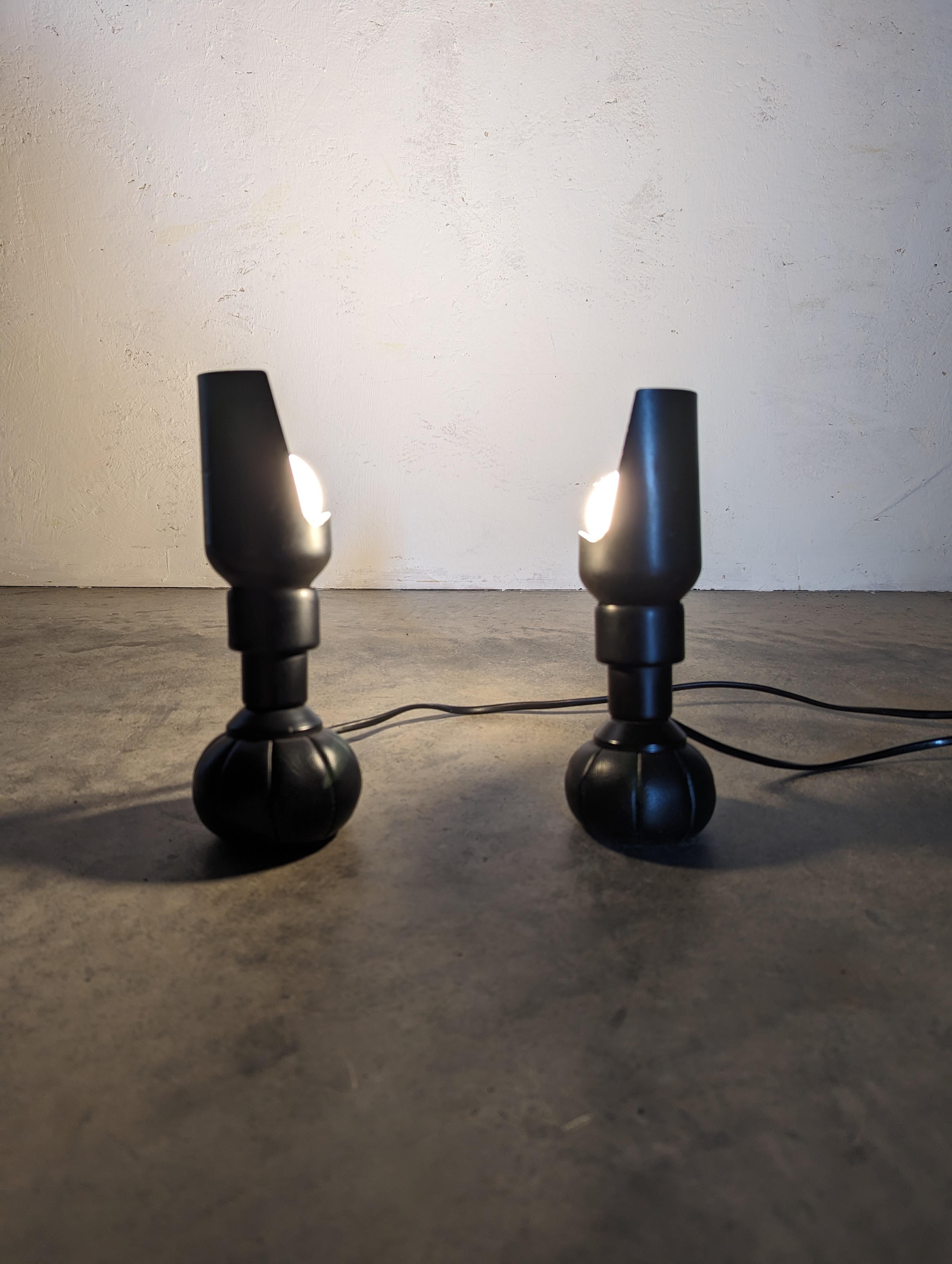 pair of black GINO SARFATTI 600/P table lamps model for ARTELUCE For Sale 9