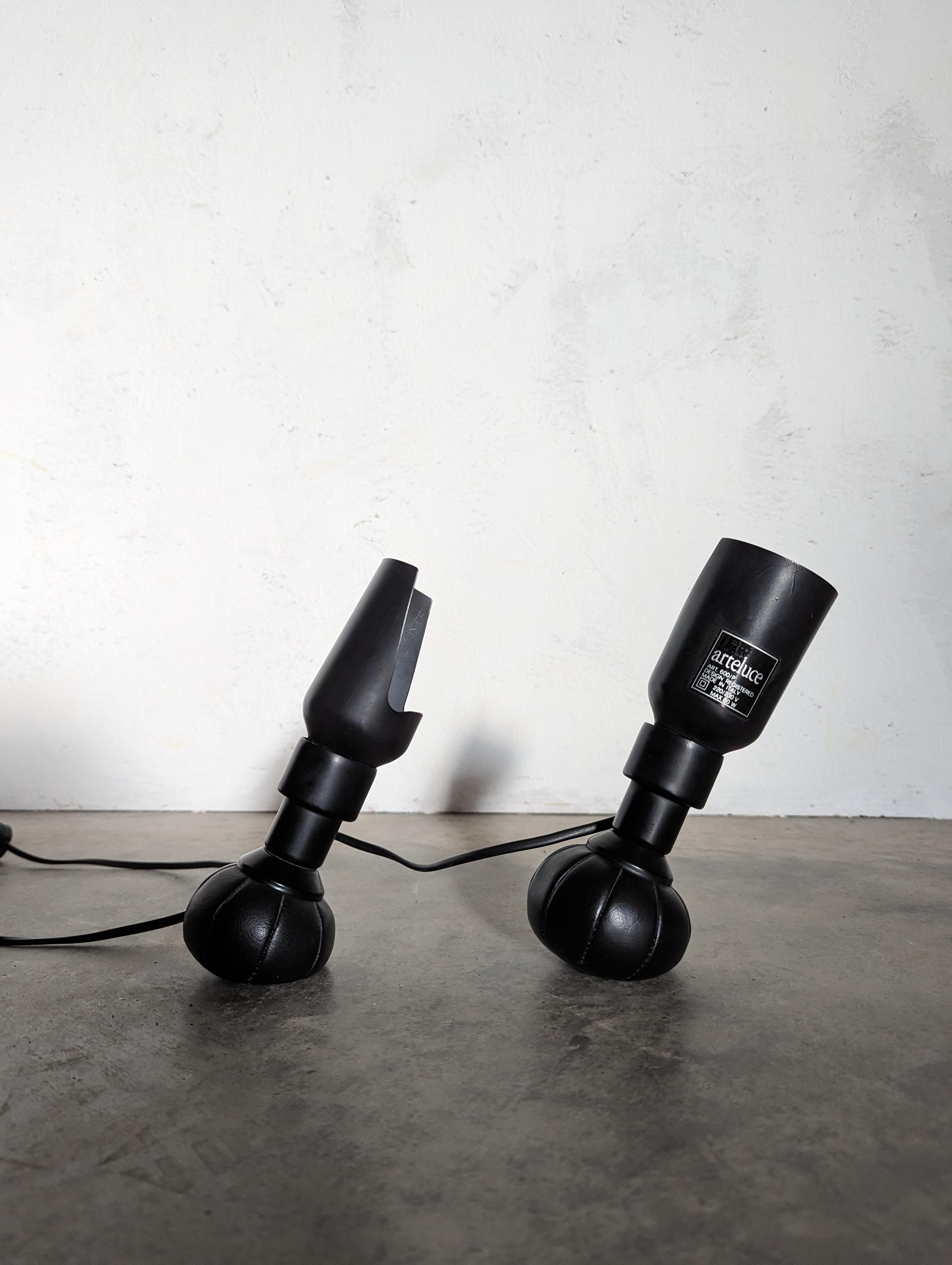 pair of black GINO SARFATTI 600/P table lamps model for ARTELUCE In Fair Condition For Sale In BRIOUDE, FR