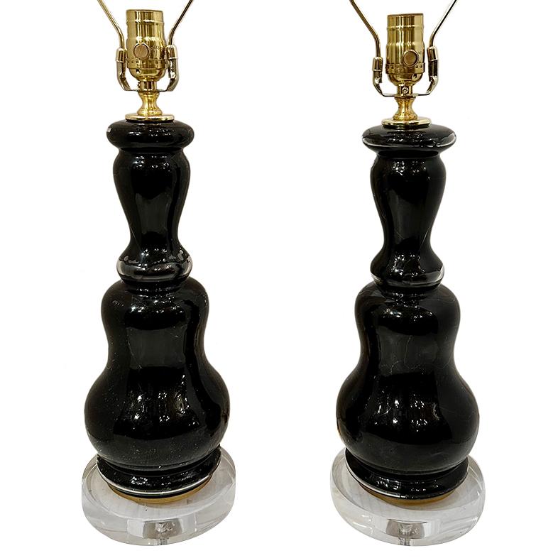 Paire de lampes de table en verre moulé français des années 1940 avec des bases en lucite.

Mesures :
Hauteur du corps : 15
Hauteur jusqu'à l'appui de l'abat-jour : 23.5
