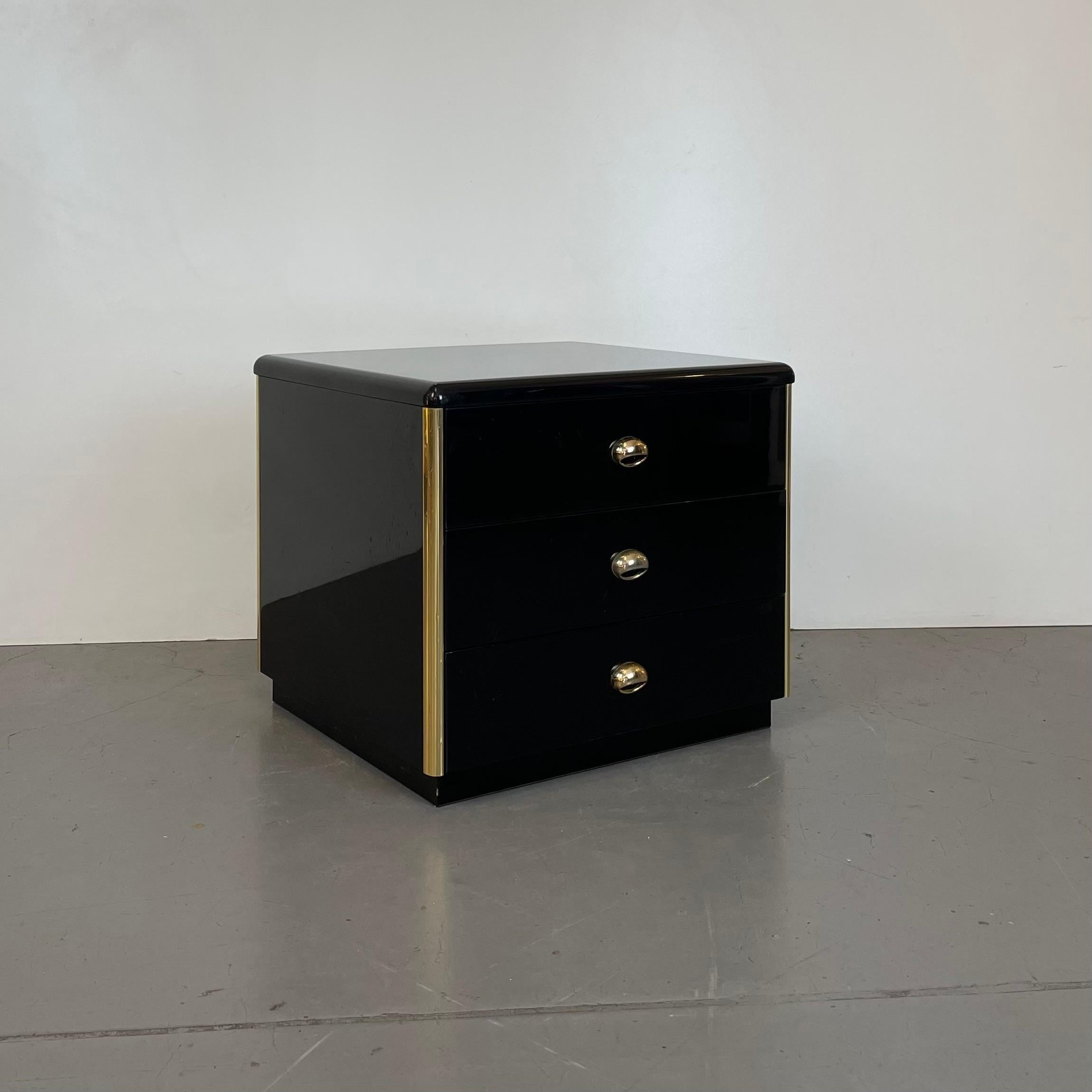 Paire de tables de chevet noir et or, années 1980 en vente 4