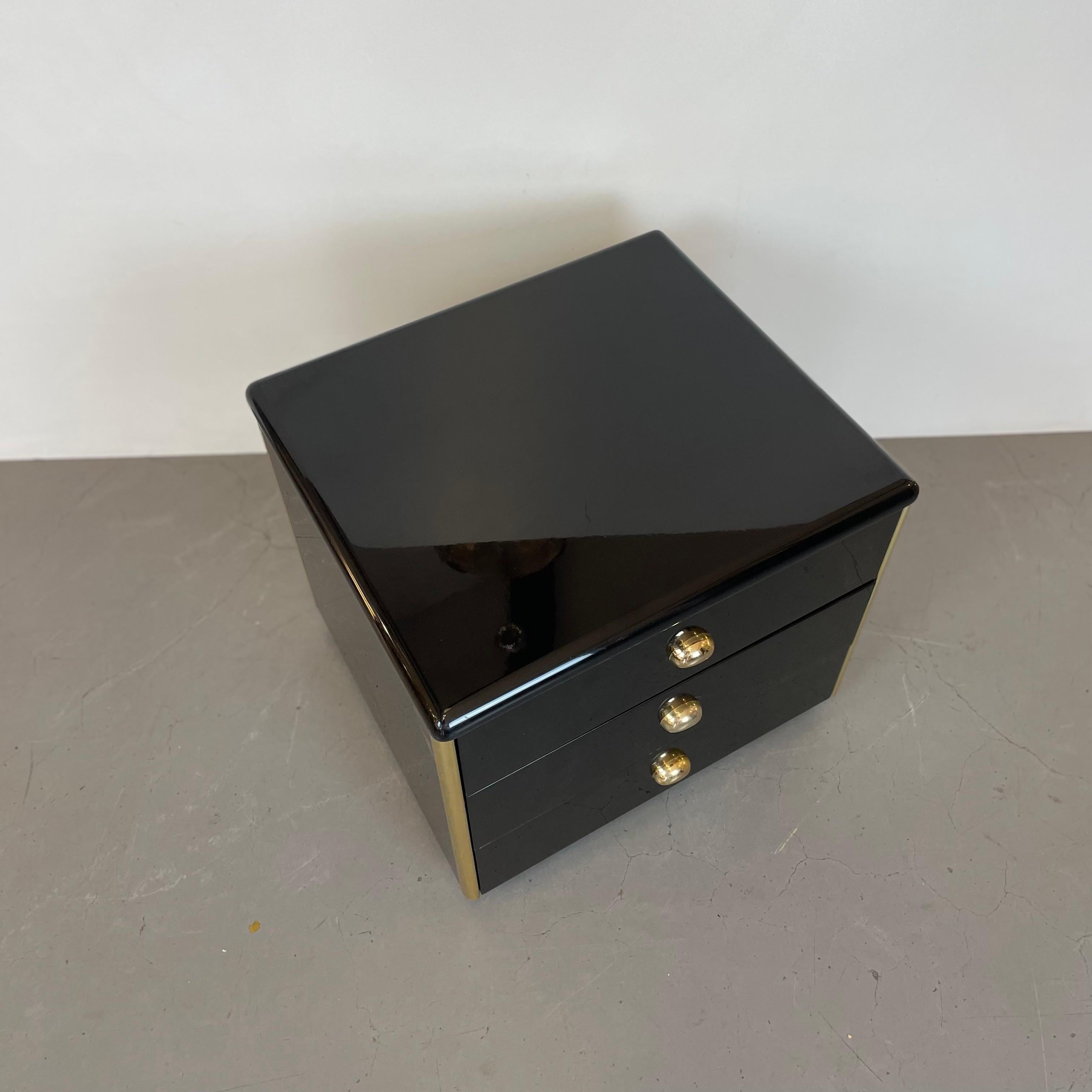 Paire de tables de chevet noir et or, années 1980 en vente 6