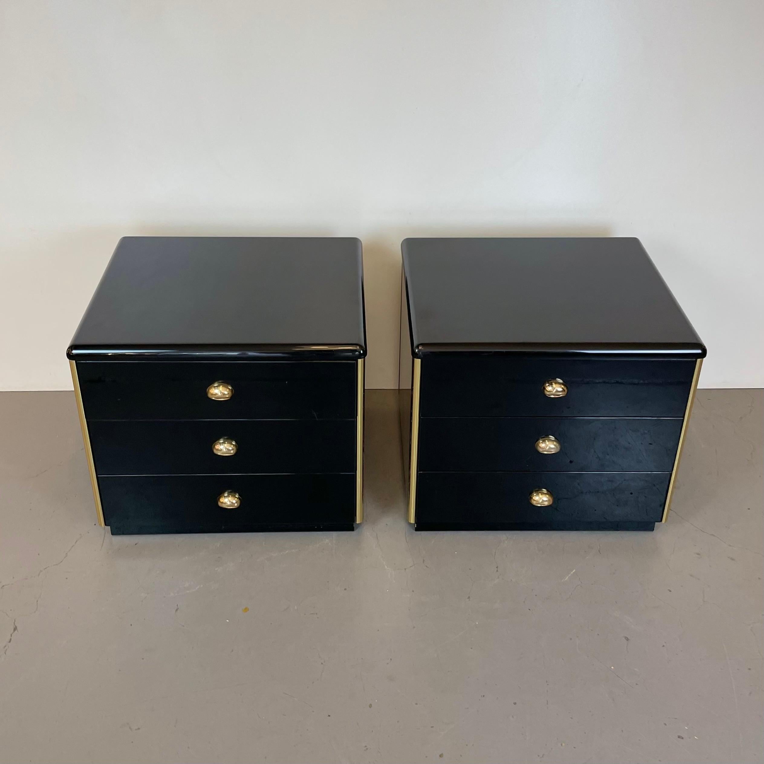Hollywood Regency Paire de tables de chevet noir et or, années 1980 en vente