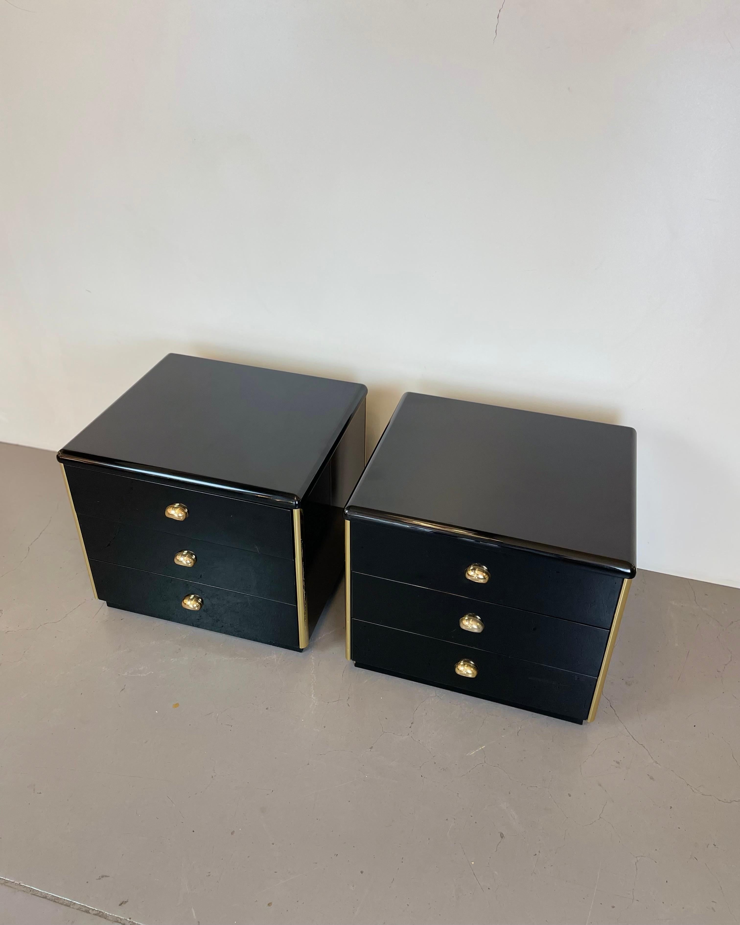 Laqué Paire de tables de chevet noir et or, années 1980 en vente