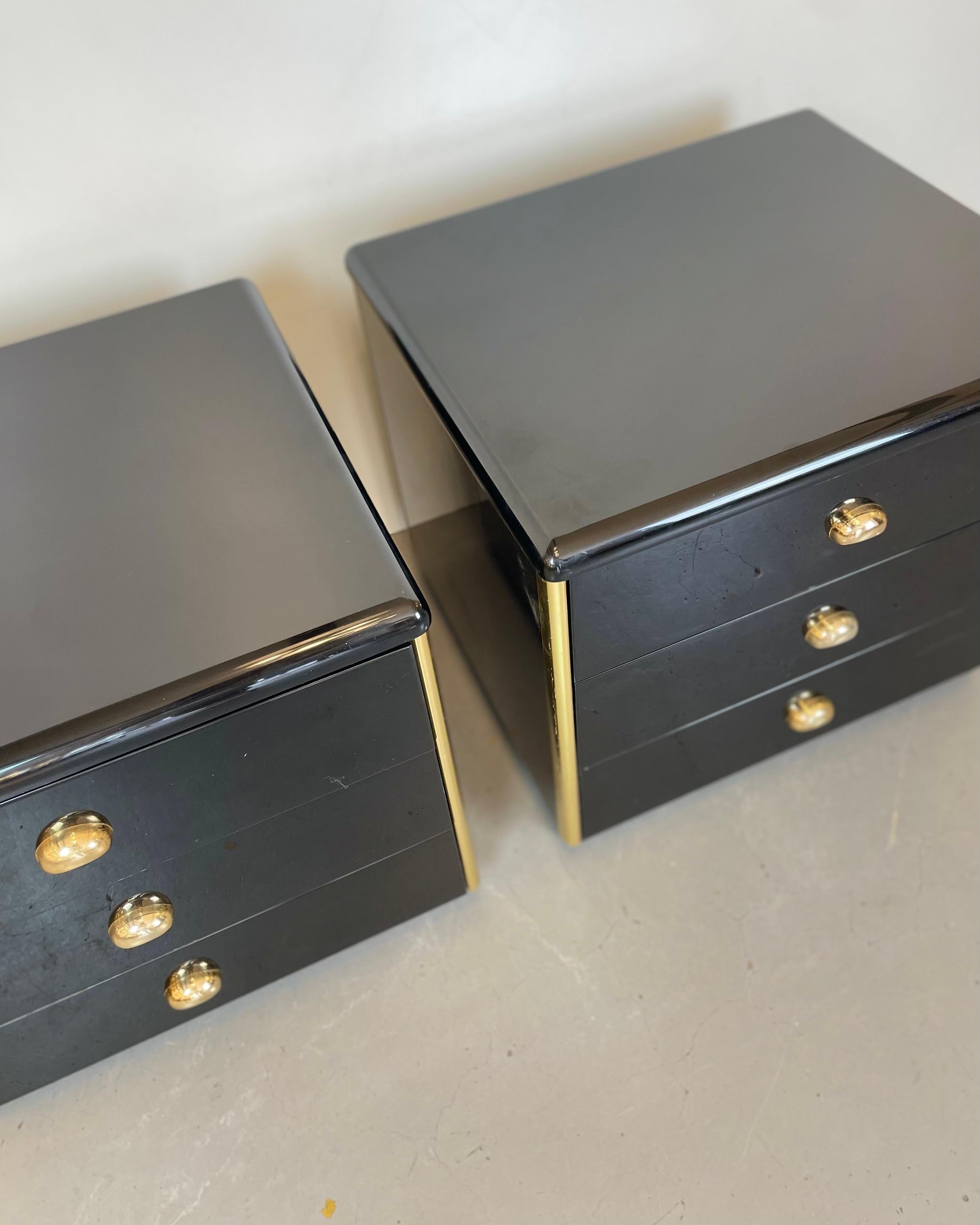 Fin du 20e siècle Paire de tables de chevet noir et or, années 1980 en vente