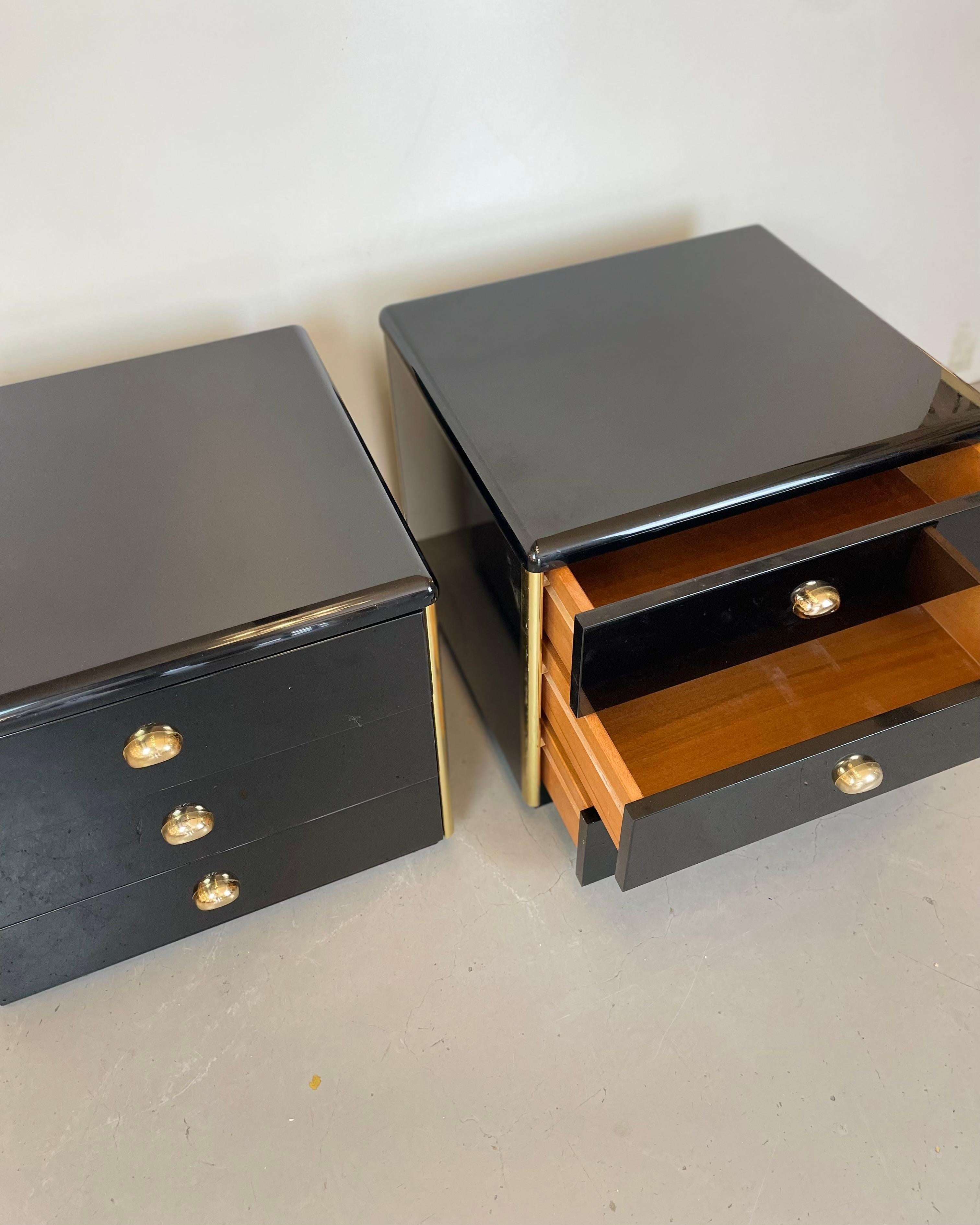 Paire de tables de chevet noir et or, années 1980 en vente 1