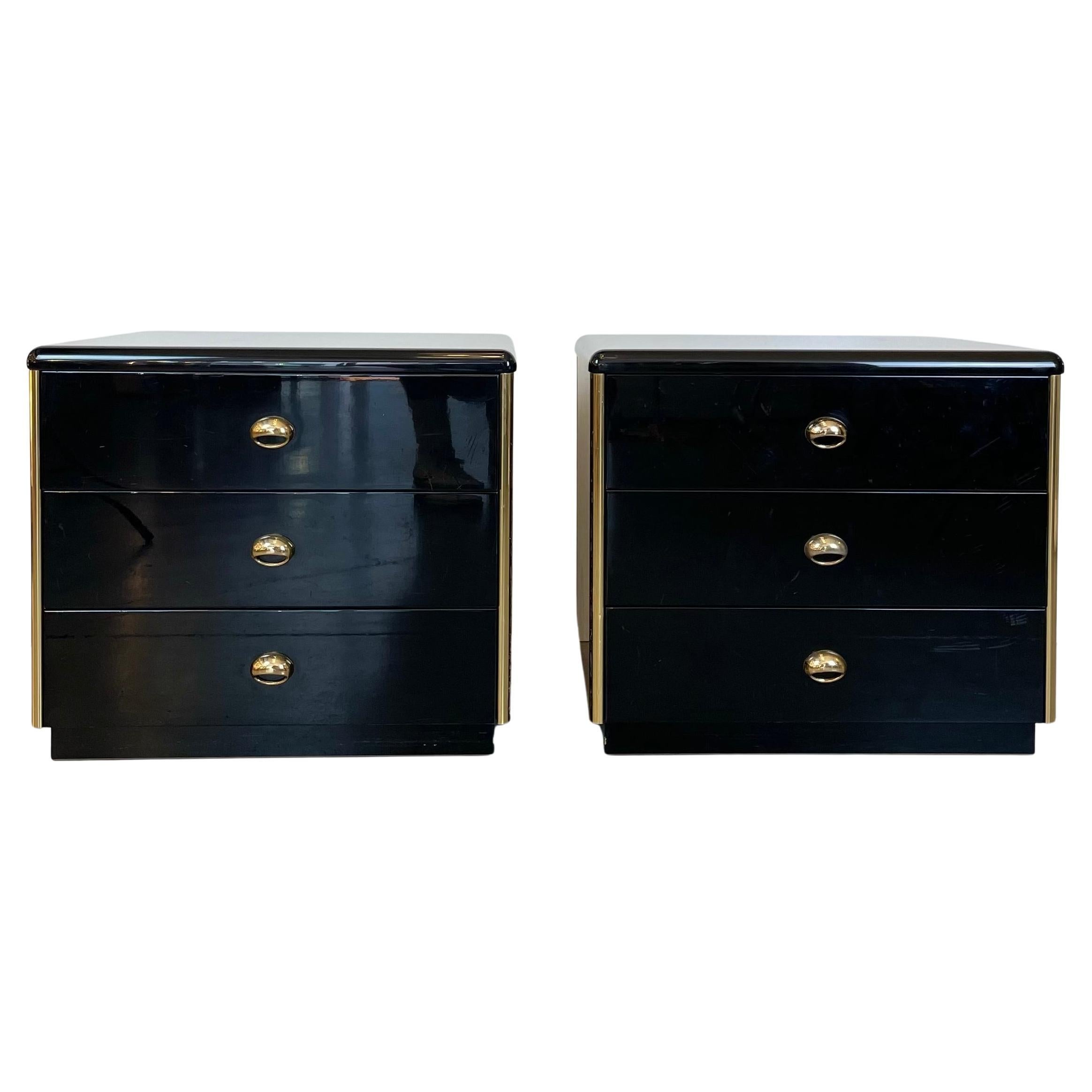 Paire de tables de chevet noir et or, années 1980 en vente