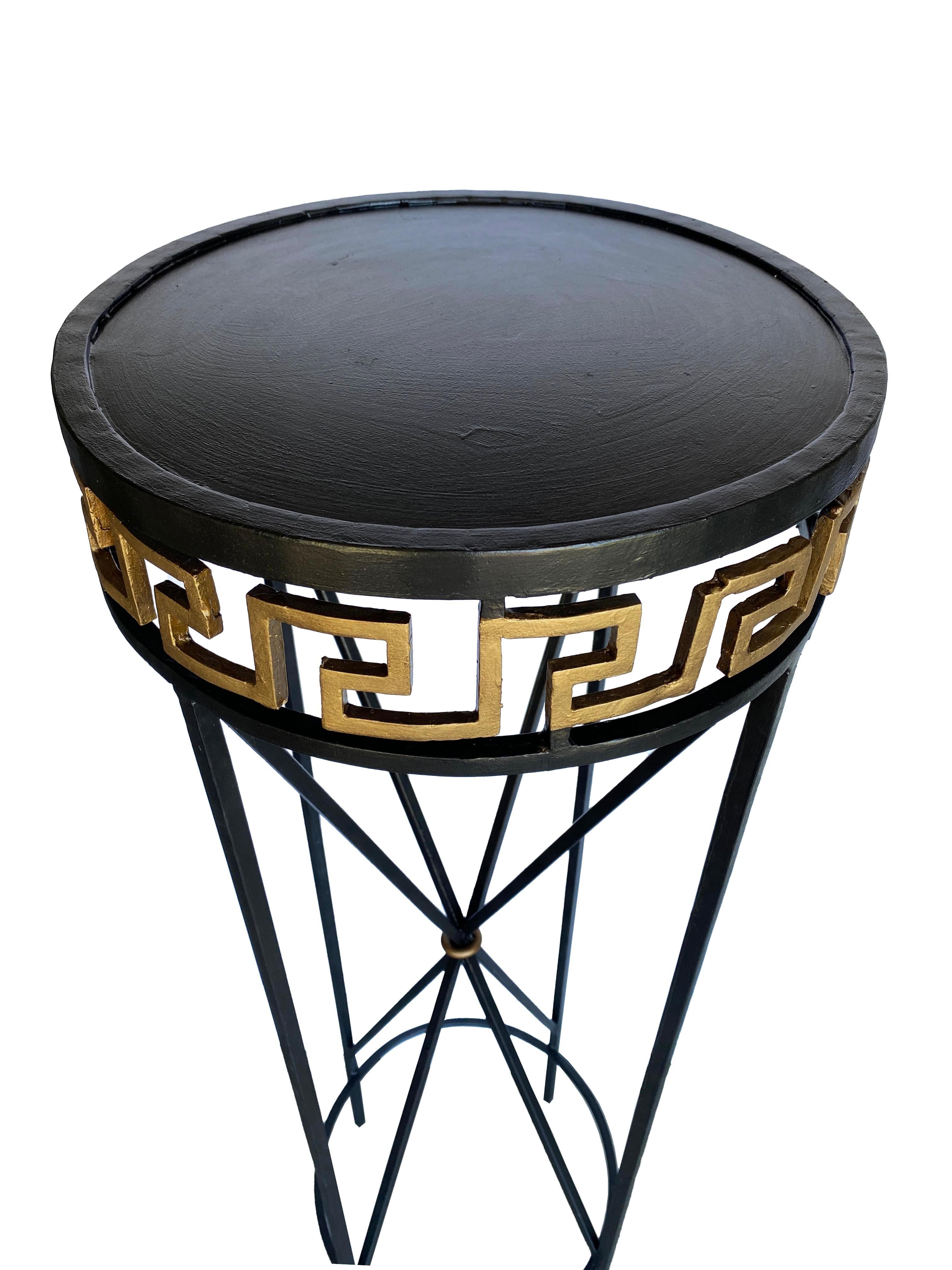 Eleva el diseño de tu interior con este llamativo par de pedestales altos de metal, perfectos para exhibir esculturas, plantas u objetos decorativos. Con una silueta redonda elegante y esbelta, cada pedestal está fabricado con una robusta estructura