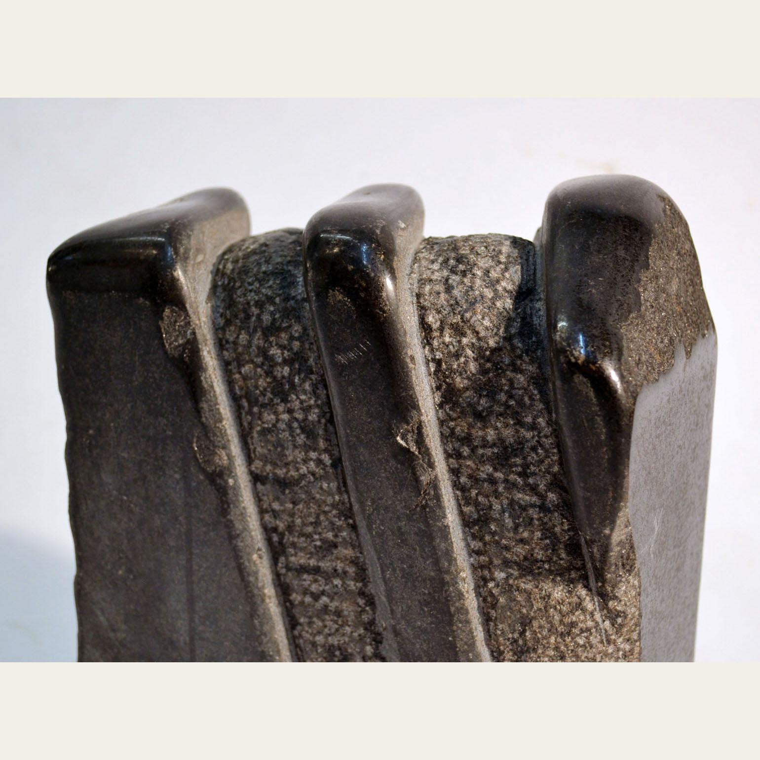 Coppia di sculture astratte in granito nero olandesi degli anni '70 in vendita 10