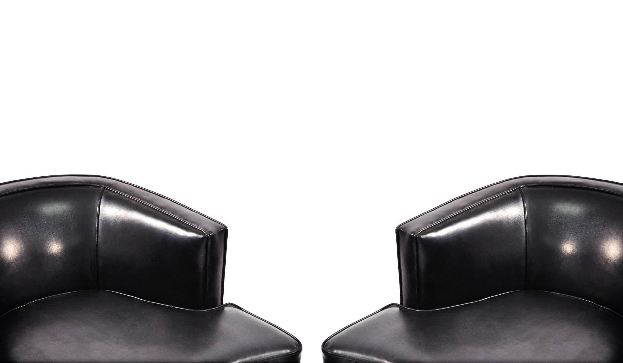 Si vous recherchez un ensemble de chaises classiques en forme de tonneau qui résisteront à l'épreuve du temps, pensez aux chaises pivotantes Harvey Probber, modèle 303A. Le design massif de la chaise est parfaitement proportionné, avec la