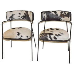 Paire de chaises d'appoint en fer noir et peau de vache