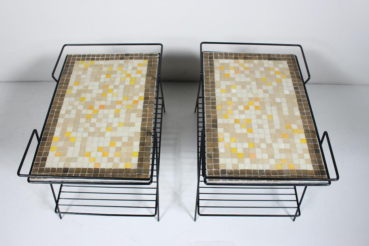 Paire de tables noires en fer et fil métallique avec tables en carreaux de terrazzo jaune taupe et blanc en vente 1