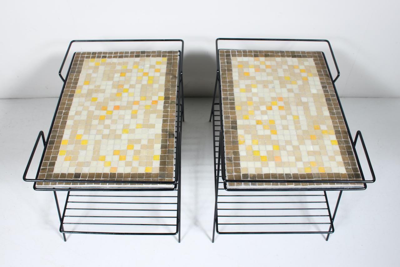 Paire de tables noires en fer et fil métallique avec tables en carreaux de terrazzo jaune taupe et blanc en vente 2