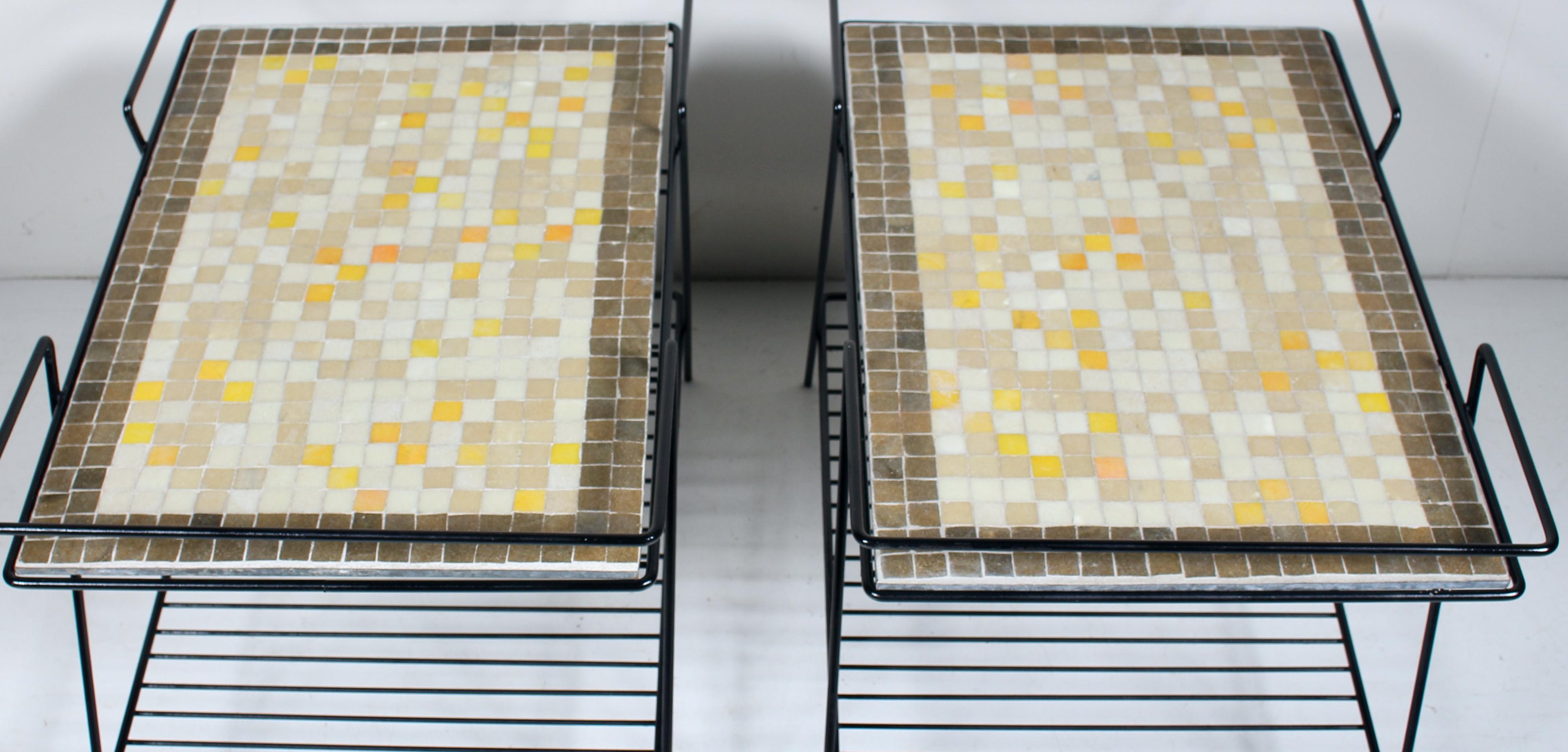Paire de tables noires en fer et fil métallique avec tables en carreaux de terrazzo jaune taupe et blanc en vente 3