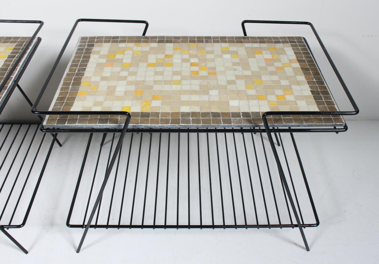 Paire de tables noires en fer et fil métallique avec tables en carreaux de terrazzo jaune taupe et blanc en vente 6