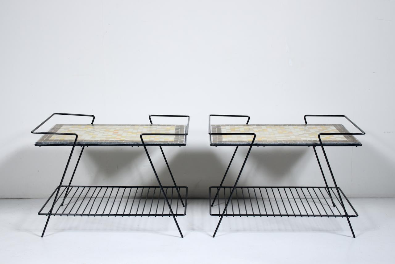 Paire de tables noires en fer et fil métallique avec tables en carreaux de terrazzo jaune taupe et blanc en vente 7