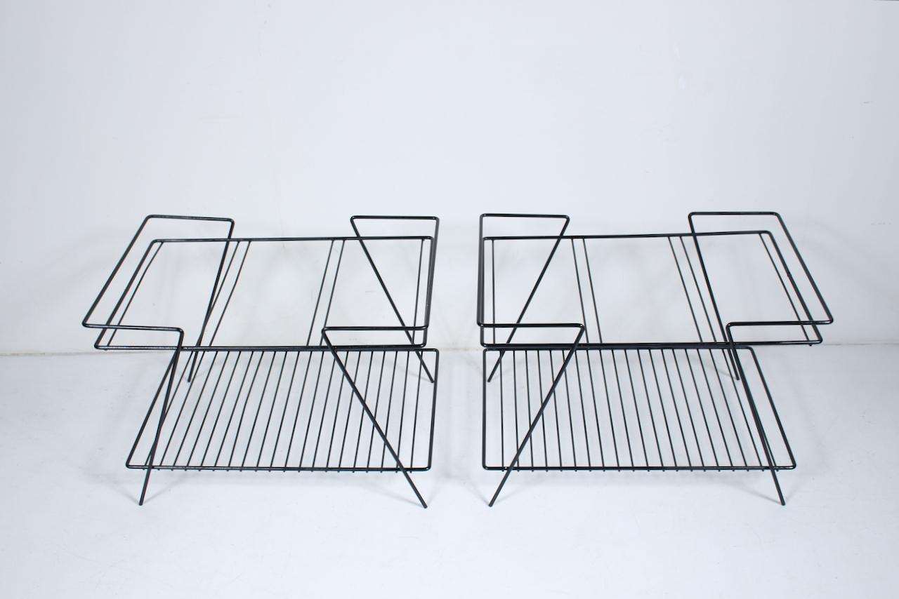 Paire de tables noires en fer et fil métallique avec tables en carreaux de terrazzo jaune taupe et blanc en vente 9