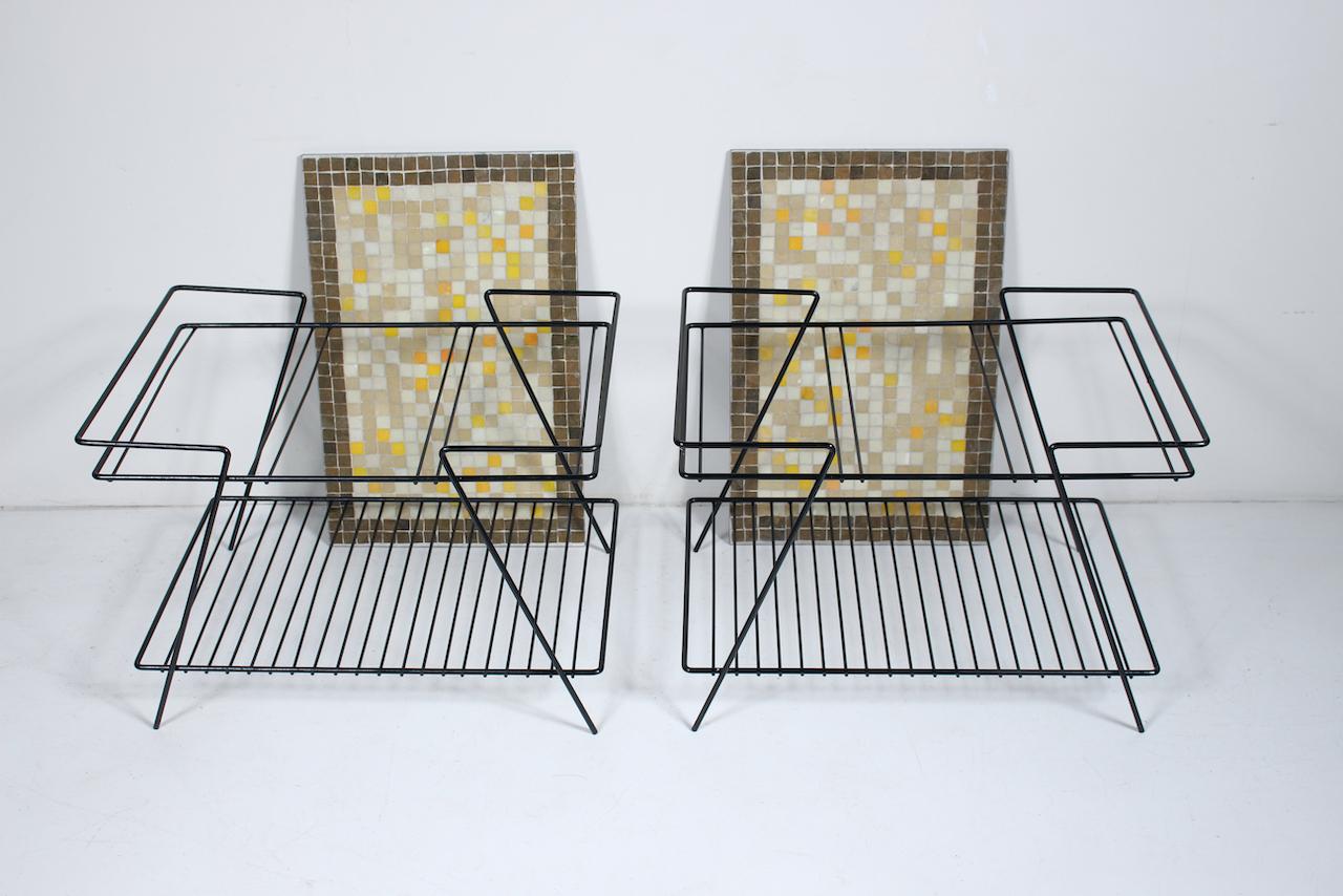 Paire de tables noires en fer et fil métallique avec tables en carreaux de terrazzo jaune taupe et blanc en vente 10