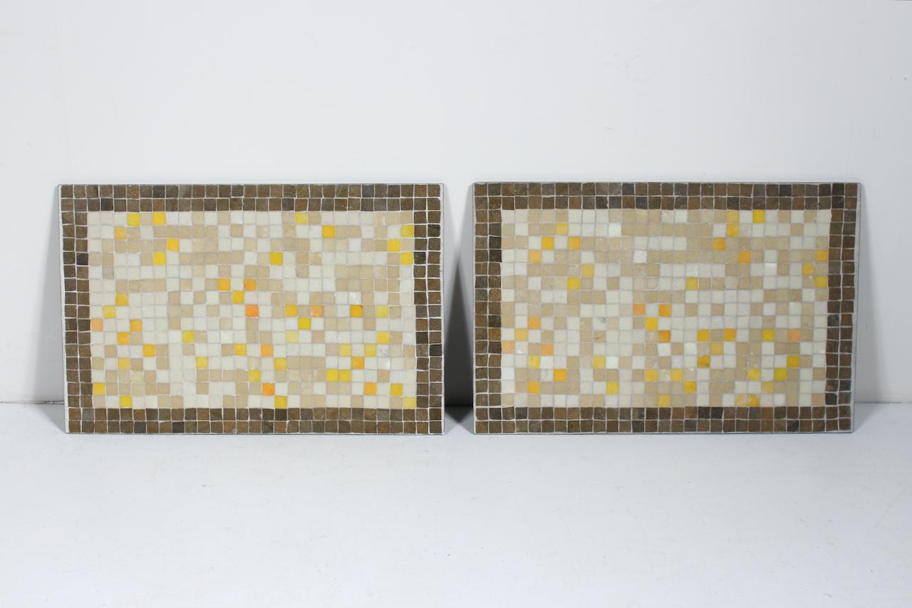Paire de tables noires en fer et fil métallique avec tables en carreaux de terrazzo jaune taupe et blanc en vente 11