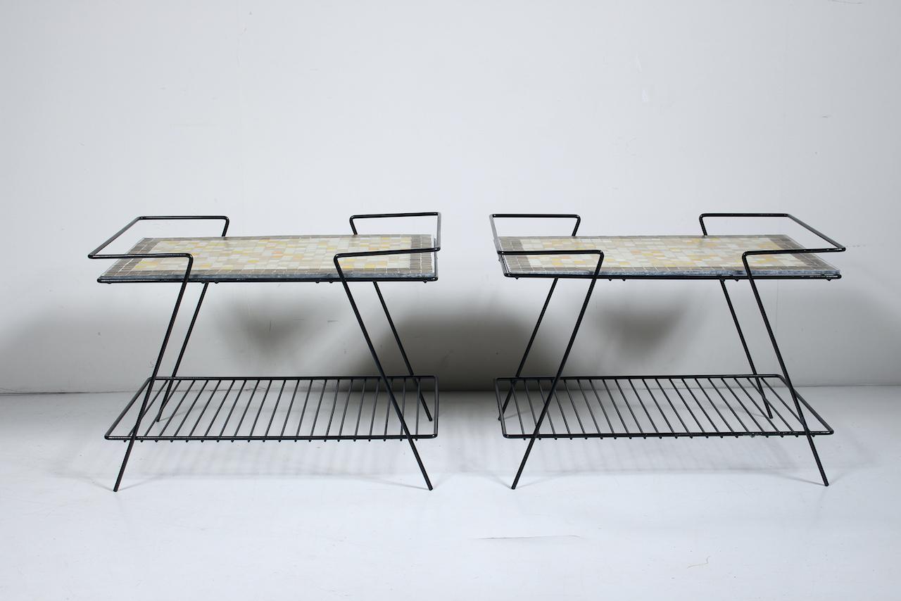 Mid-Century Modern Paire de tables noires en fer et fil métallique avec tables en carreaux de terrazzo jaune taupe et blanc en vente