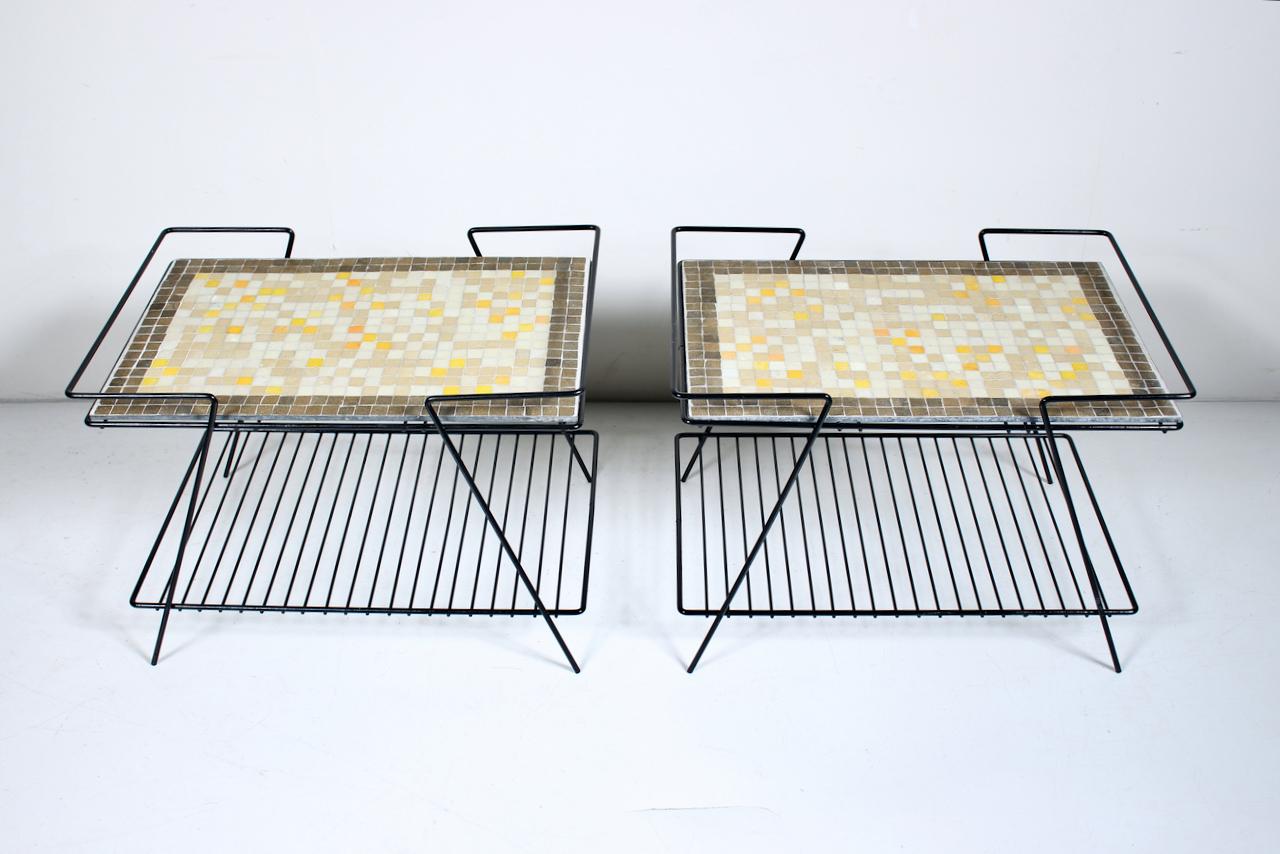 Paire de tables noires en fer et fil métallique avec tables en carreaux de terrazzo jaune taupe et blanc en vente 4