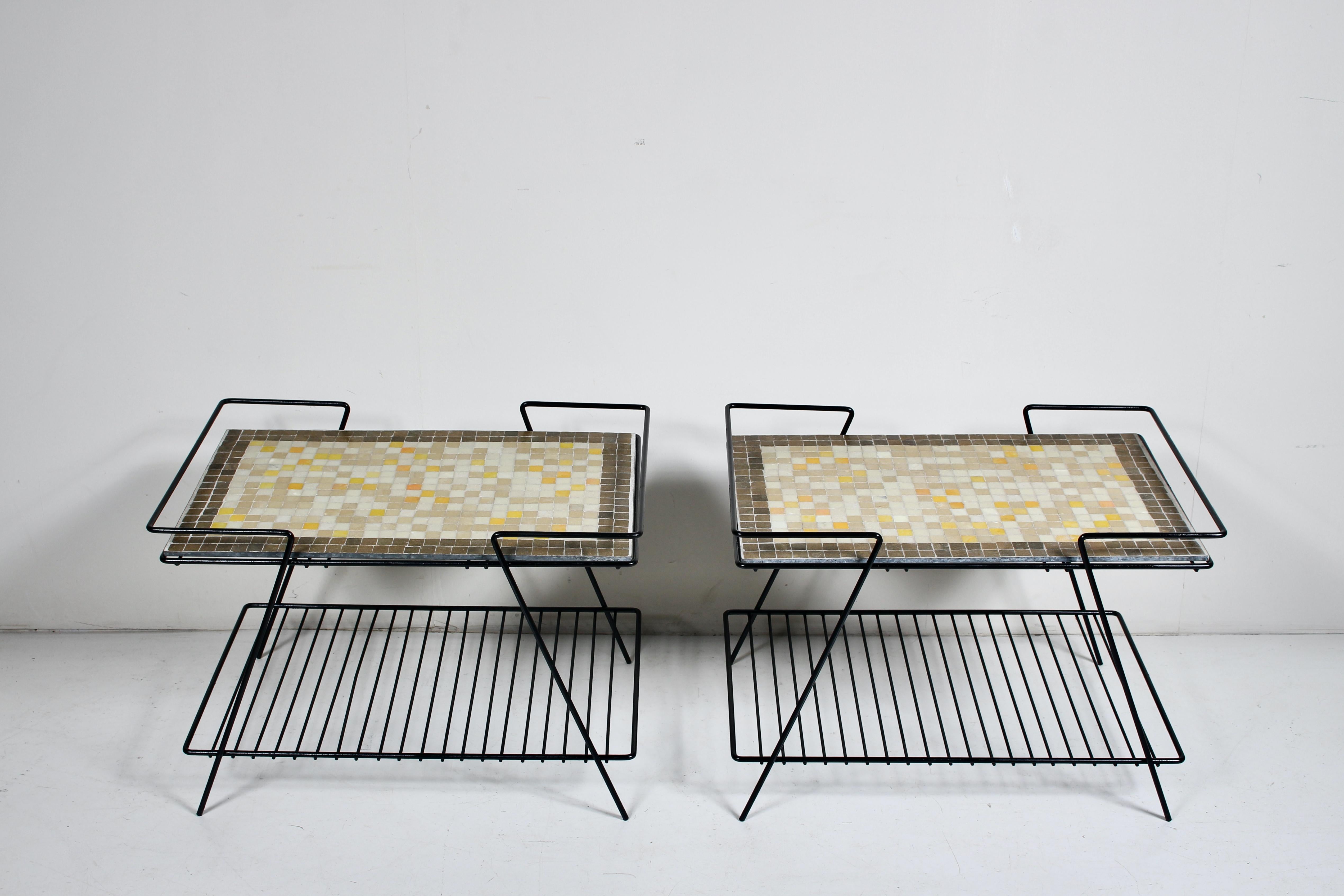 Paire de tables noires en fer et fil métallique avec tables en carreaux de terrazzo jaune taupe et blanc en vente 12