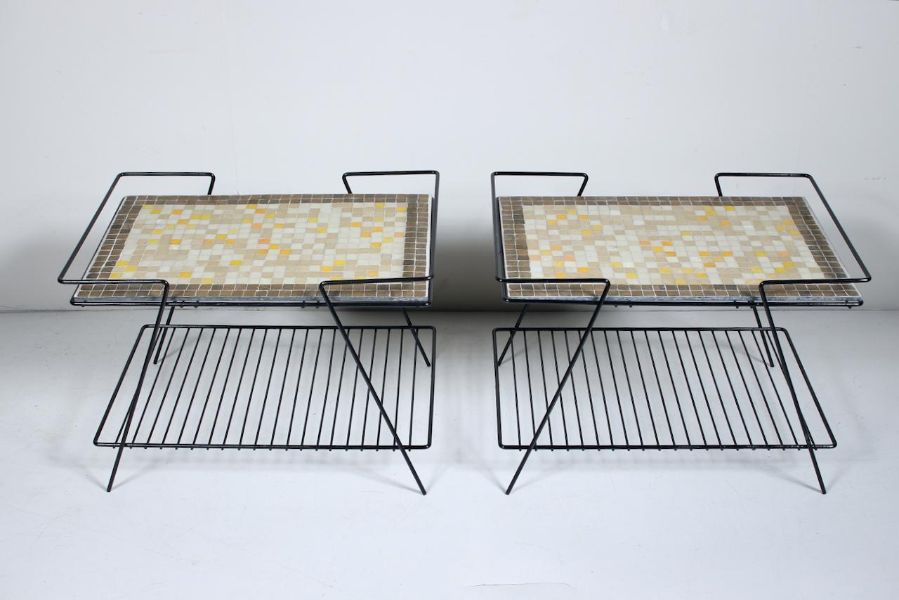 Américain Paire de tables noires en fer et fil métallique avec tables en carreaux de terrazzo jaune taupe et blanc en vente