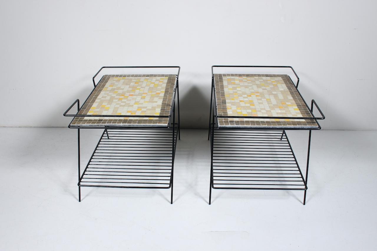 Émaillé Paire de tables noires en fer et fil métallique avec tables en carreaux de terrazzo jaune taupe et blanc en vente