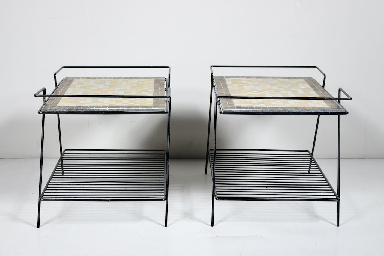 Paire de tables noires en fer et fil métallique avec tables en carreaux de terrazzo jaune taupe et blanc Bon état - En vente à Bainbridge, NY