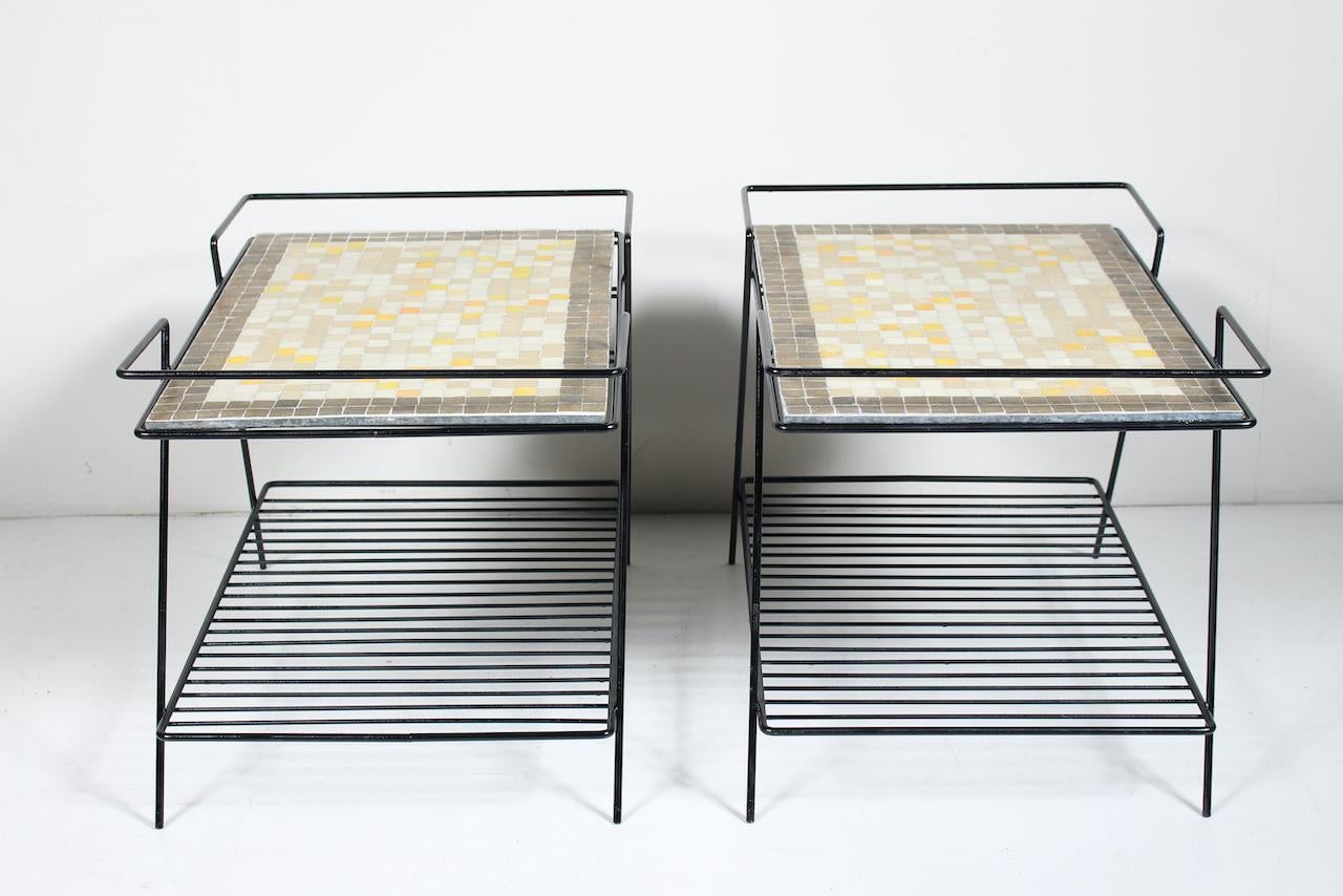 Milieu du XXe siècle Paire de tables noires en fer et fil métallique avec tables en carreaux de terrazzo jaune taupe et blanc en vente