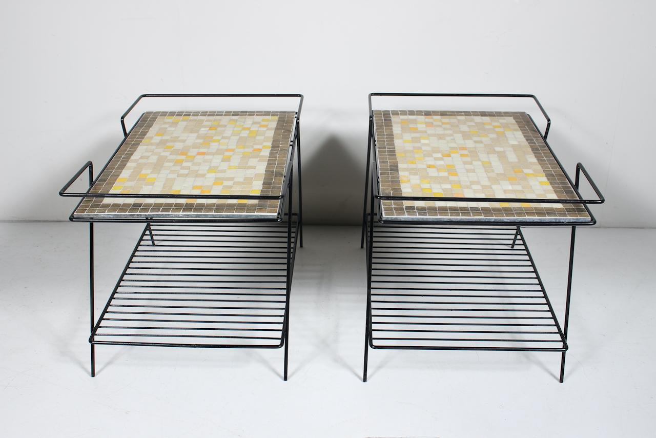 Terrazzo Paire de tables noires en fer et fil métallique avec tables en carreaux de terrazzo jaune taupe et blanc en vente