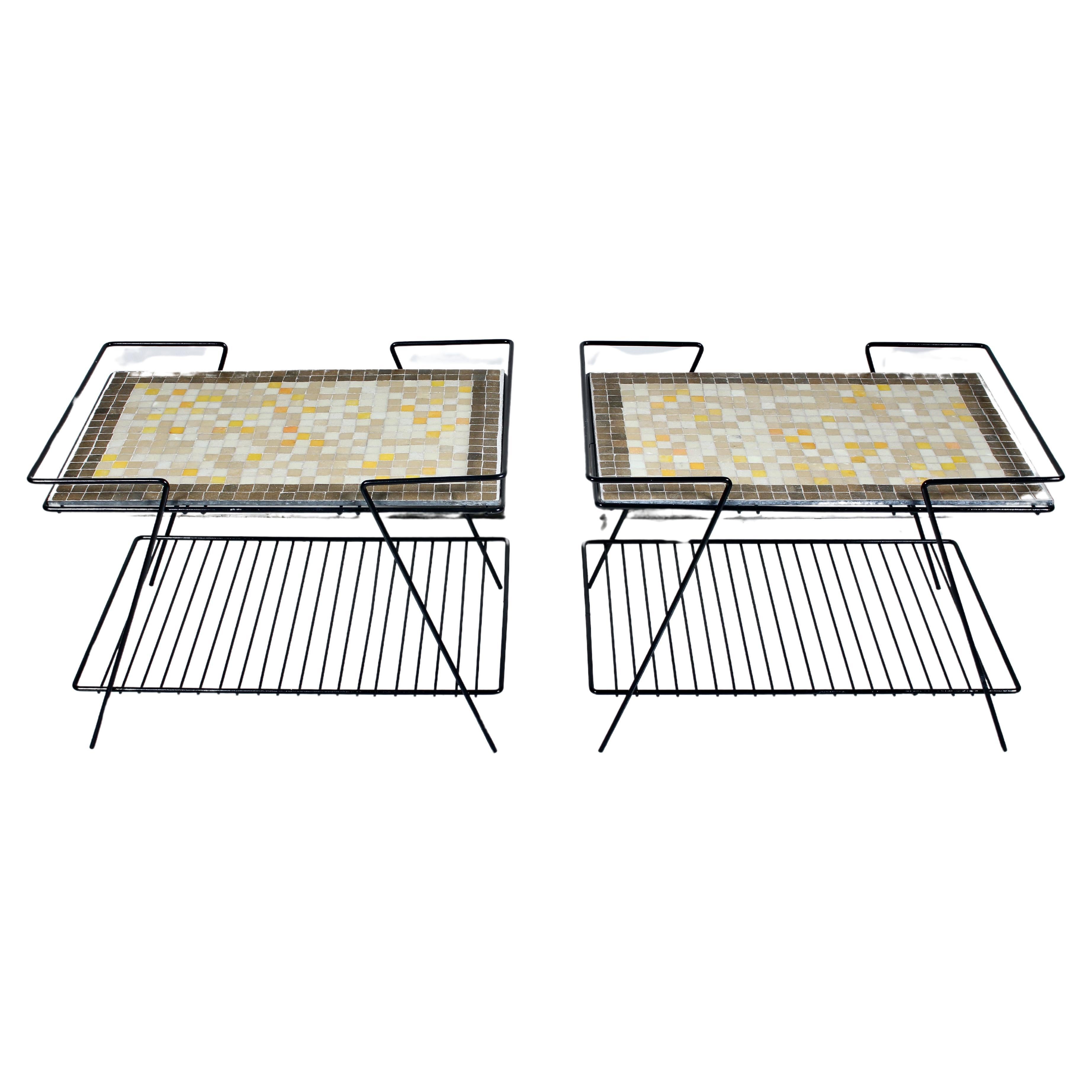 Paire de tables d'appoint à deux niveaux en tiges de fer noir et cadre en fil de fer pour carreaux de terrazzo. Tables basses côte à côte. Tables d'appoint. Formes ouvertes rectangulaires en fer noir solide, étagères en fil de fer à deux niveaux,
