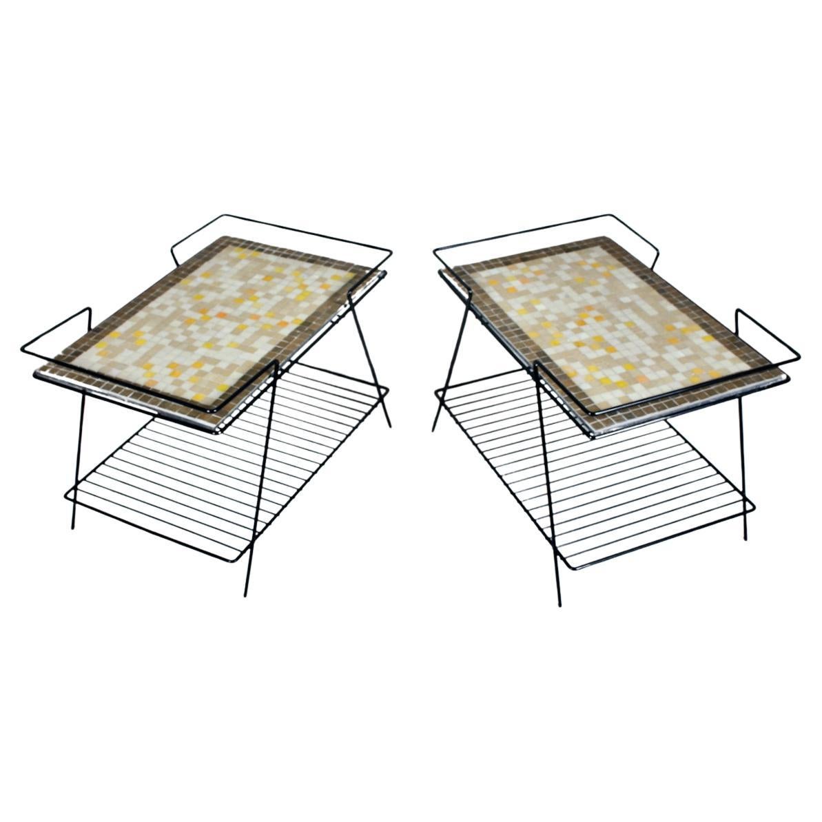 Paar Tische aus schwarzem Eisen und Draht mit taupegelben und weißen Terrazzofliesen in Taupe