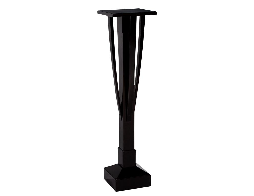 Paar schwarz lackierte Art Deco Pedestal Ständer (Holz) im Angebot