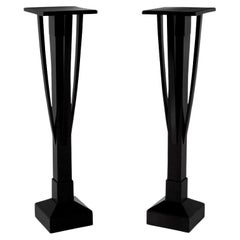Paar schwarz lackierte Art Deco Pedestal Ständer